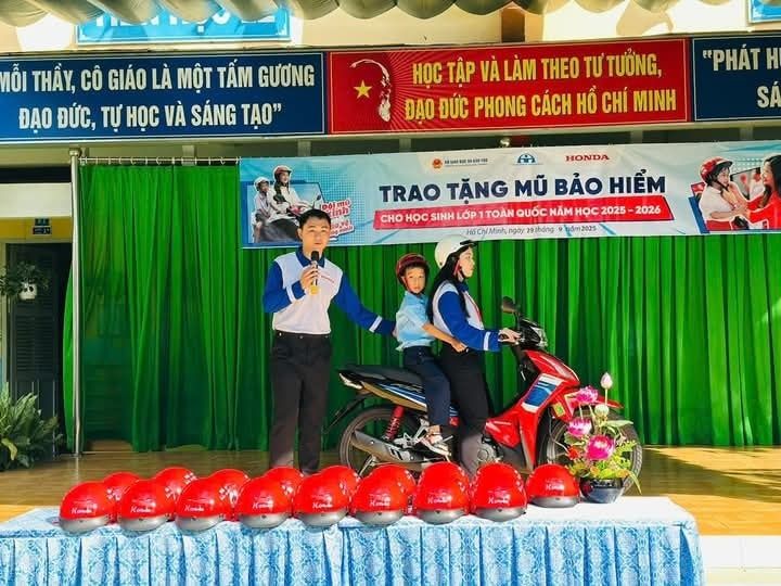 Có thể là hình ảnh về 4 người, xe scooter và văn bản cho biết 'MỖI THẤY, CÔ GIÁO LA MỘT TẤM GƯƠNG ĐẠO ĐỨC, TỰ HOC VÀ SÁNG TẠO" HOC TẬP VÀ LÀM TEO TƯ ƯTƯỞNG, ĐẠO ĐỨC PHONG CÁCH HỒ CHÍ MINH "PHÁT H SA 0円 "."" HONDA TRAO TĂNG MŨ BẢO HIỂM CHO HỌC SINH OP TOAN QUỐC NÃM Hoc 2025 2026 Argo HsCh/Mnh,ngay ngoy 29thởng Jydm2025'