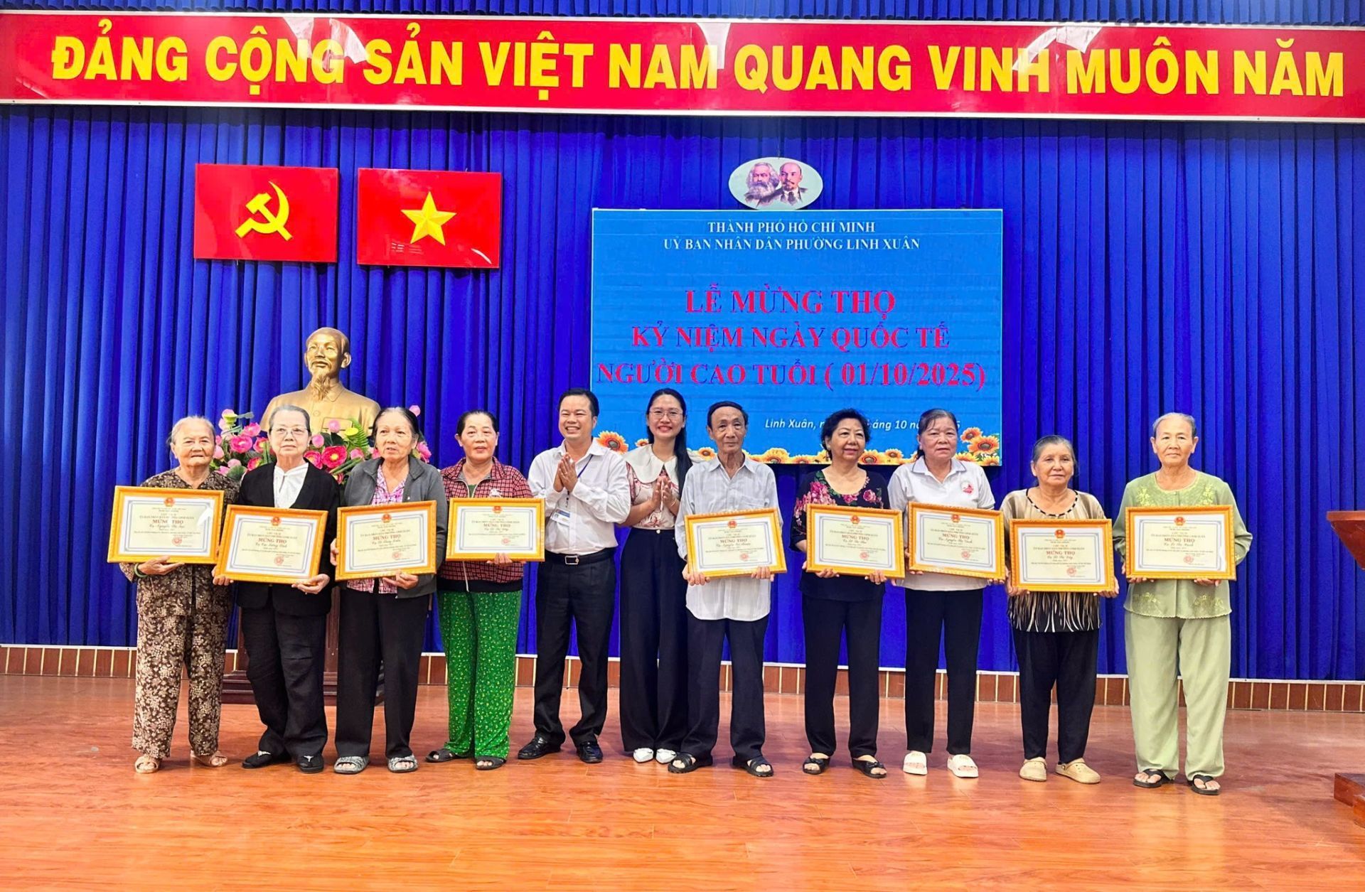 Có thể là hình ảnh về 11 người và văn bản