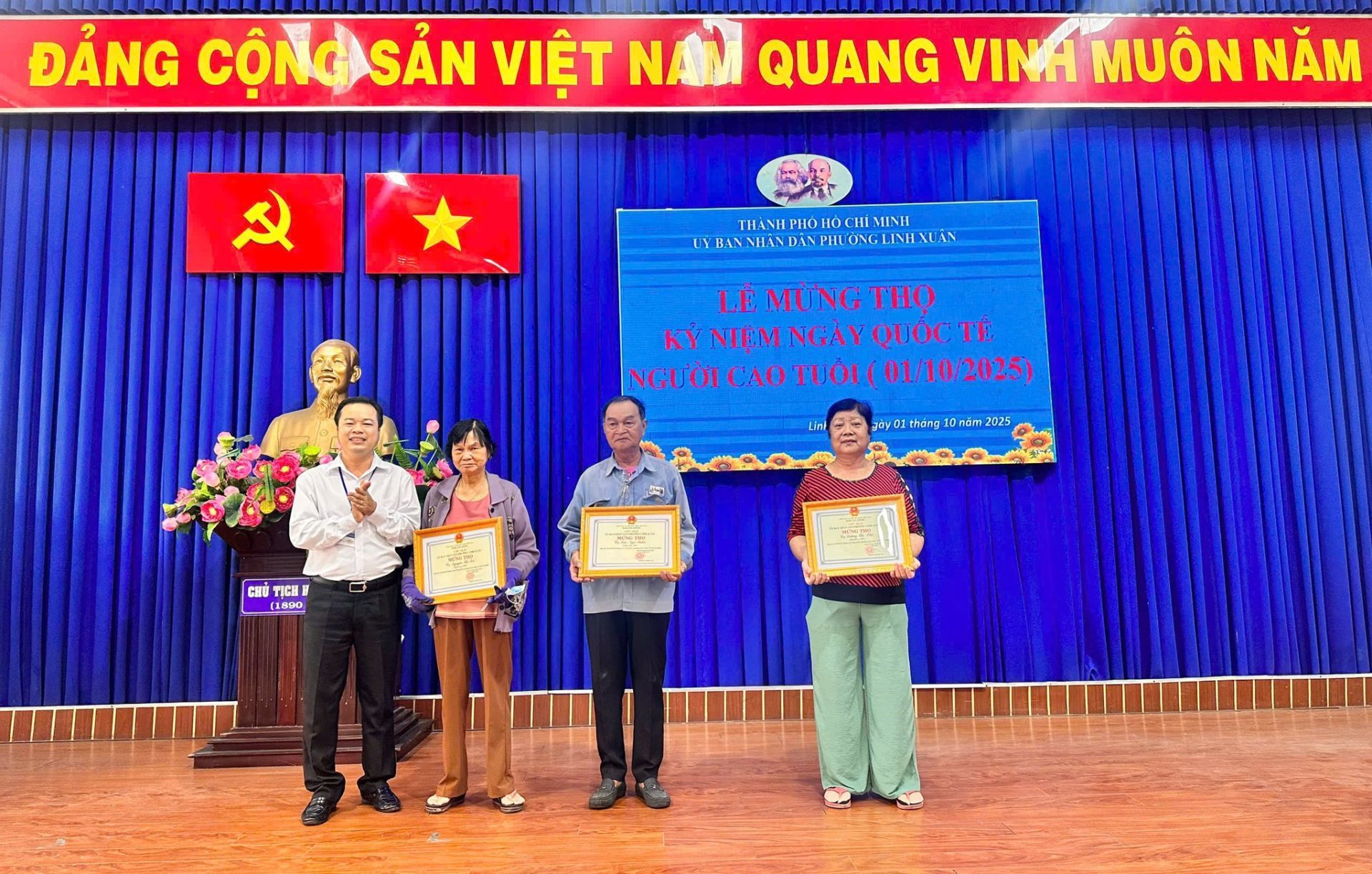 Có thể là hình ảnh về 4 người và văn bản cho biết 'ĐẢNG CÔNGSẢN SẢN VIỆT NAM QUANG VINA MUÔN NĂM 짓 THANHI PHO HỘC MINII DIN BBAN/PIMNNNN PHLONGLINHNUAN LÈMỪNGTHỌ TH LẺ NG KY NIEM NIEMNGÀYQUOC NGAY QUOC TH MOς0(01.10/2025) 0/2025) NGƯ ỜI AO ت0y thảng 0mâm 2025 cHu ጥክርዘ። (1590'