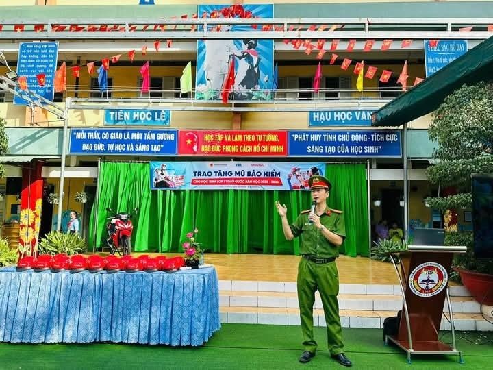 Có thể là hình ảnh về 3 người, cái bục và văn bản