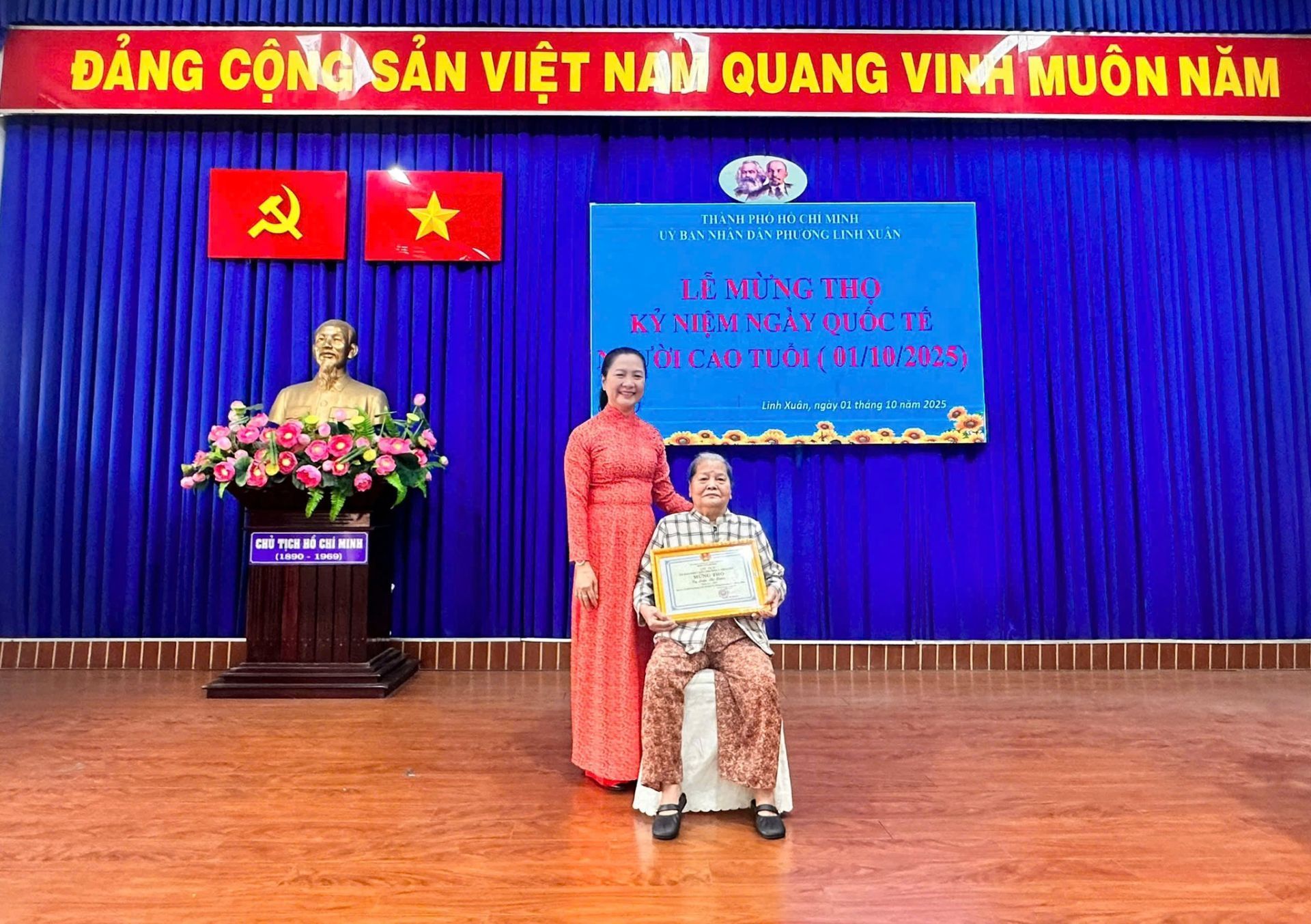 Có thể là hình ảnh về 2 người, cái bục và văn bản cho biết 'ĐẢNG CỘNG SẢN VIỆT 짓 QUANG VINA MUÔN NĂM THANH PHO I CH MINH BANNHANI DAN PH HUC LONGI ONGLINEX BINNHINDINPHLONGENINLÁN LINE LÈ MỪNG LÉMUNGTHỌ THỌ KY NIỆM NIỆMNGÀYQUÓCTE NGA QUOC TE ιςAO OICAOT1OI(01/10/2025, TUOI 01/10/2025) Linh หขิ่ท ا ng마 ηAαγο thang Drăn 0nm2025 2025 ဆေ 式番聞 CECHI CH MINH INH CLADO 1909)'