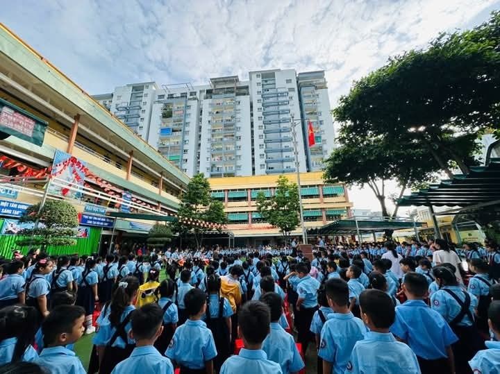 Có thể là hình ảnh về một hoặc nhiều người, đám đông và văn bản