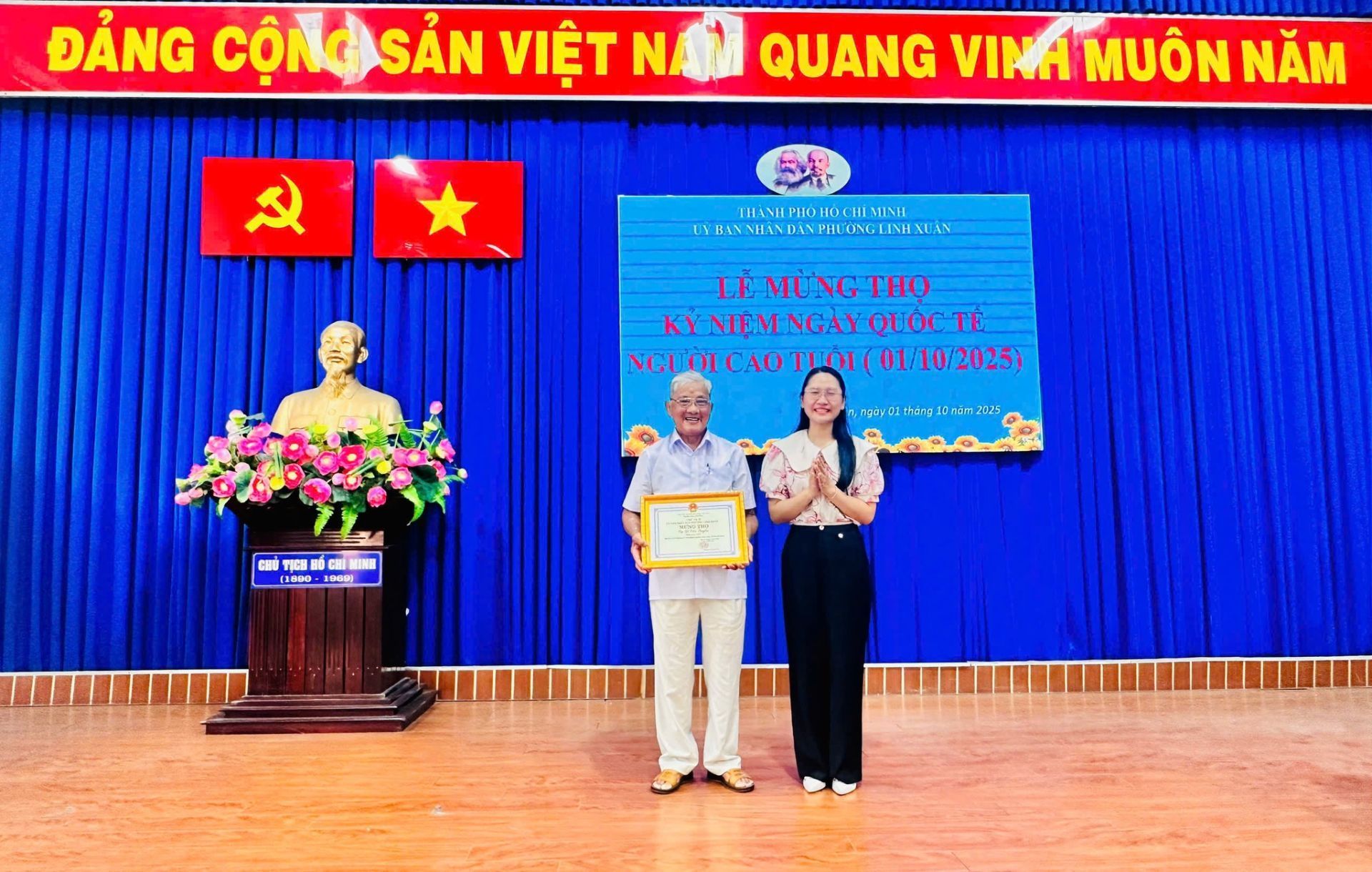 Có thể là hình ảnh về 2 người và văn bản