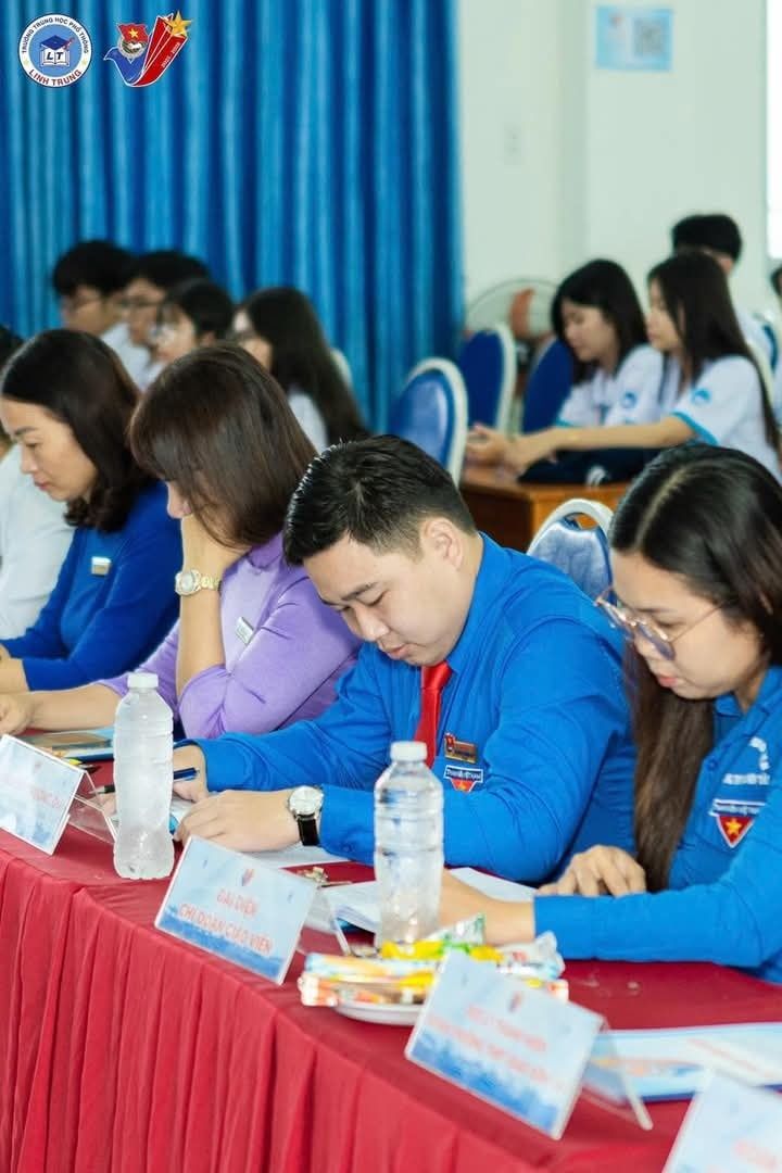 Có thể là hình ảnh về 7 người, mọi người đang học và văn bản