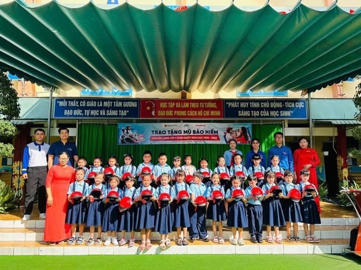 CHƯƠNG TRÌNH "CÙNG EM VỮNG BƯỚC" - TUYÊN TRUYỀN KỸ NĂNG GIAO THÔNG AN TOÀN CHO HỌC SINH TIỂU HỌC