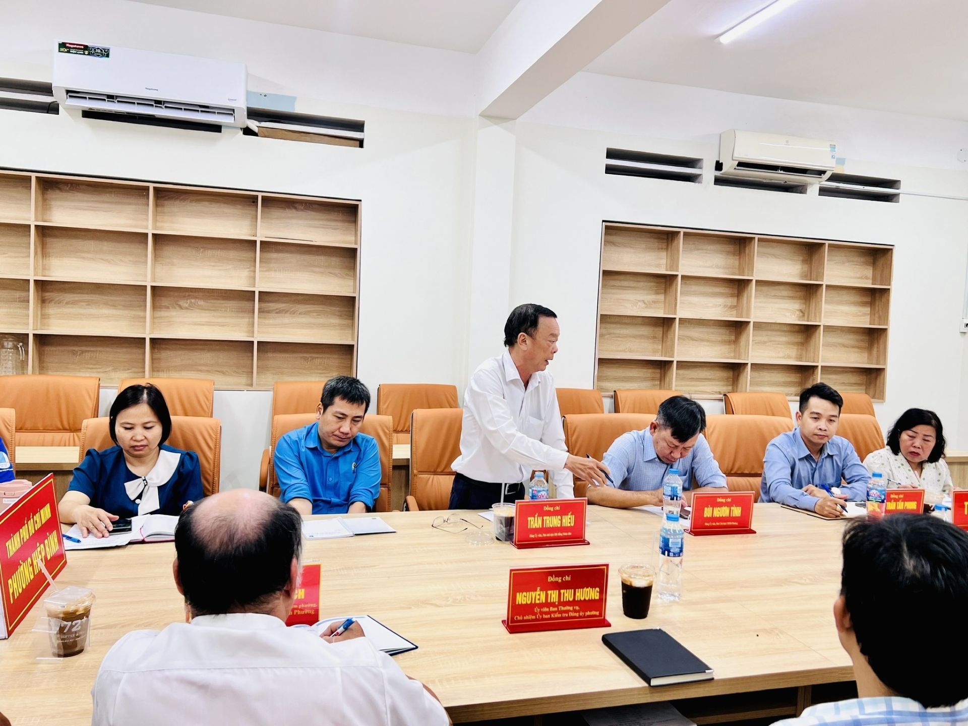 C&oacute; thể l&agrave; h&igrave;nh ảnh về một hoặc nhiều người v&agrave; văn bản