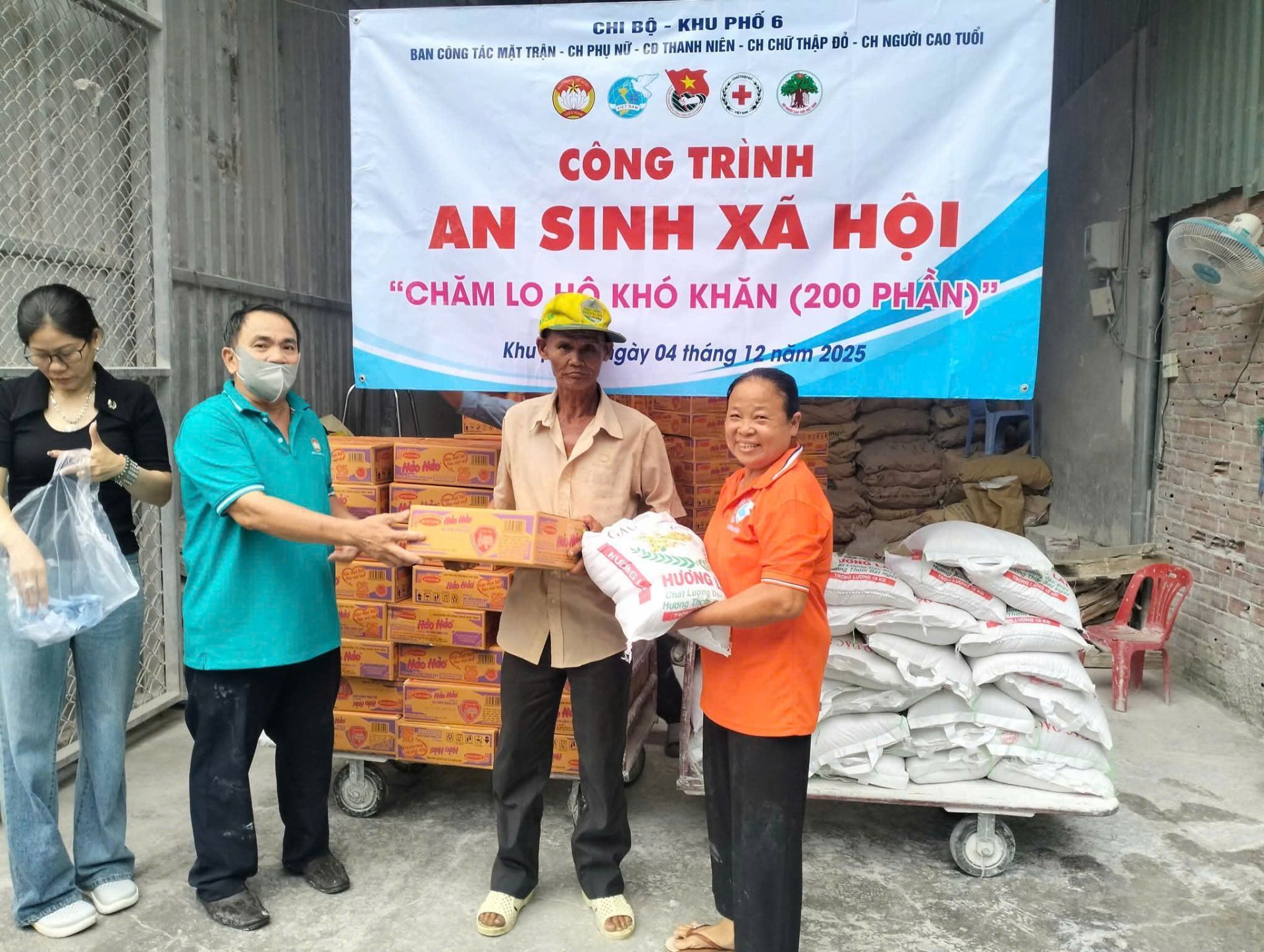 C&oacute; thể l&agrave; h&igrave;nh ảnh về &lrm;văn bản cho biết '&lrm;BAM CỐNG rAC MẶT TR&Agrave;M CHI GỘ KHU PHỐ 6 H PHỤ THANH NI&Ecirc;N CH CHU CHỮ THẬP ĐỎ CH GƯỞI CAD TUỐI C&Ocirc;NG TR&Igrave;NH AN SINH X&Aacute; HỘI "CHĂM LO ሠላ KH&Oacute; KHĂN (200 PHẦN)' " Khu g&agrave;y 04 th&aacute;ng 12 năm 2025 OИ មតរិ. ددوززد HƯỞNG&lrm;'&lrm;