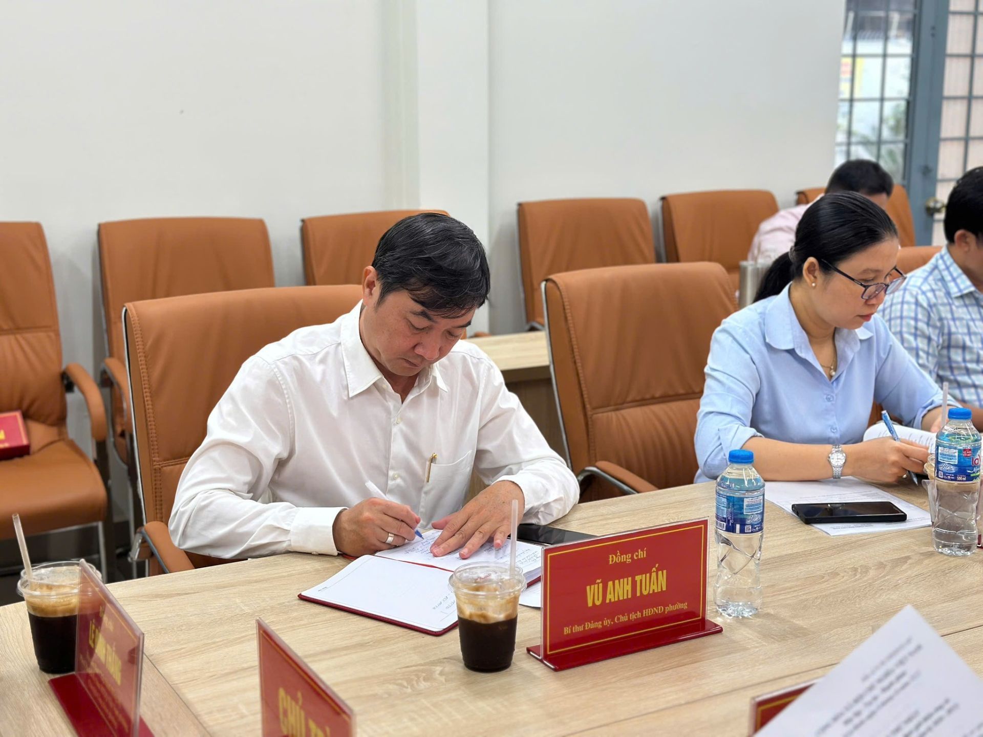 C&oacute; thể l&agrave; h&igrave;nh ảnh về một hoặc nhiều người, mọi người đang học v&agrave; văn bản