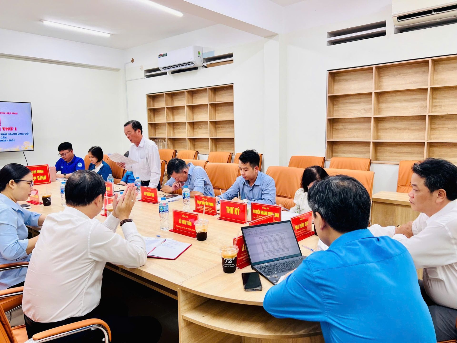 C&oacute; thể l&agrave; h&igrave;nh ảnh về một hoặc nhiều người, mọi người đang học, đồ chơi trẻ em v&agrave; văn bản