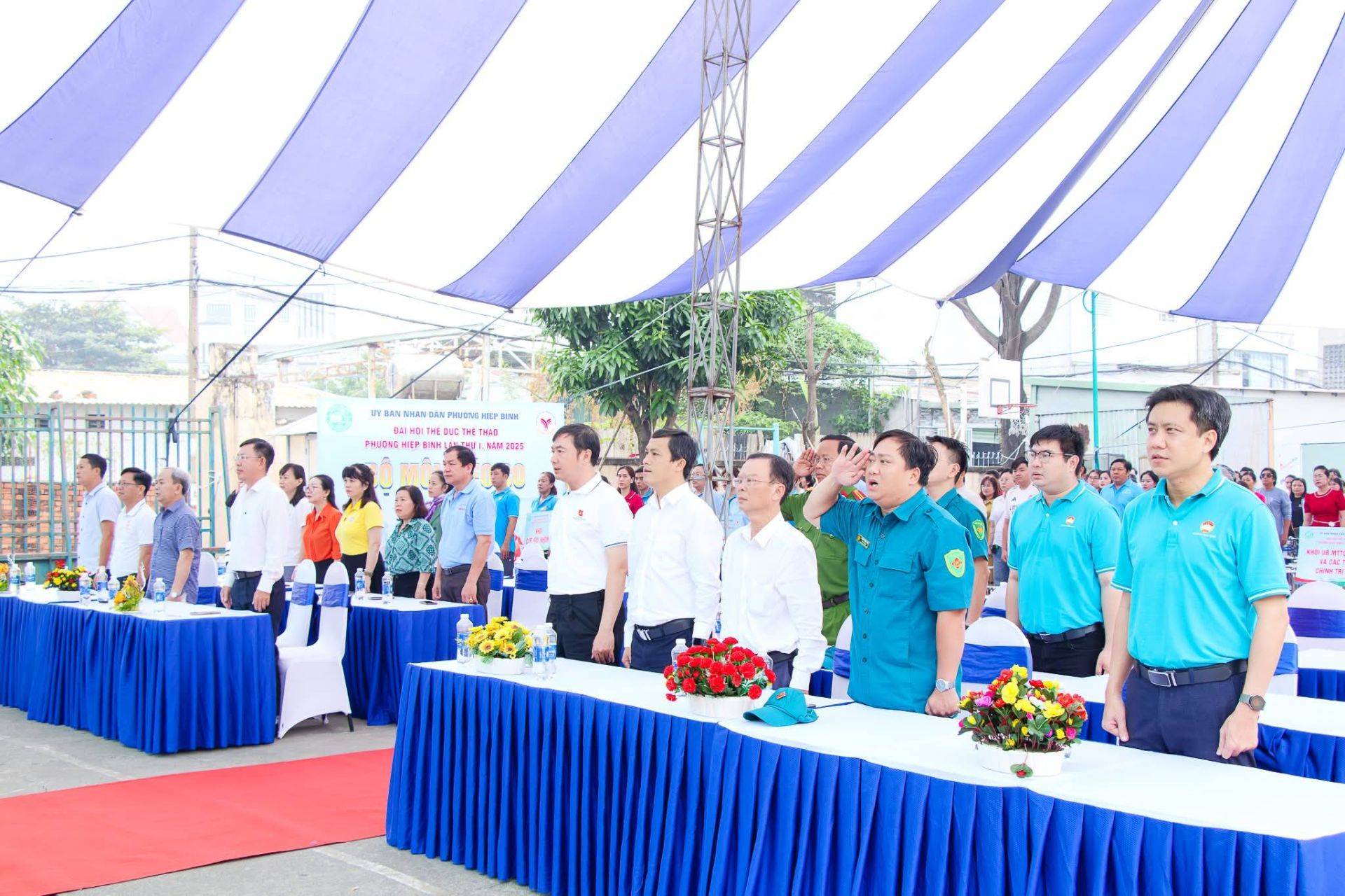 C&oacute; thể l&agrave; h&igrave;nh ảnh về một hoặc nhiều người, c&aacute;i bục v&agrave; văn bản