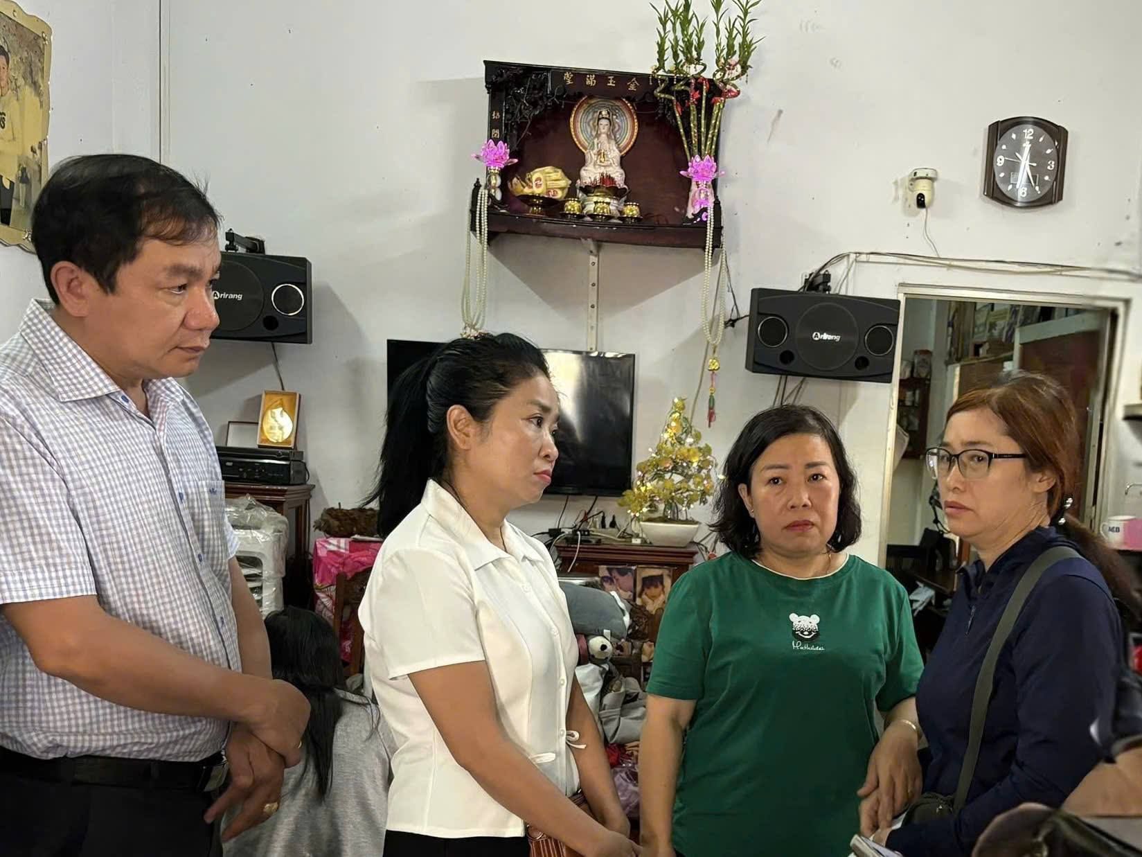 C&oacute; thể l&agrave; h&igrave;nh ảnh về một hoặc nhiều người v&agrave; văn bản