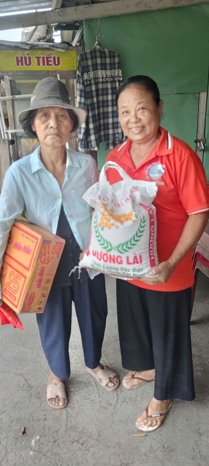 C&oacute; thể l&agrave; h&igrave;nh ảnh về một hoặc nhiều người v&agrave; văn bản