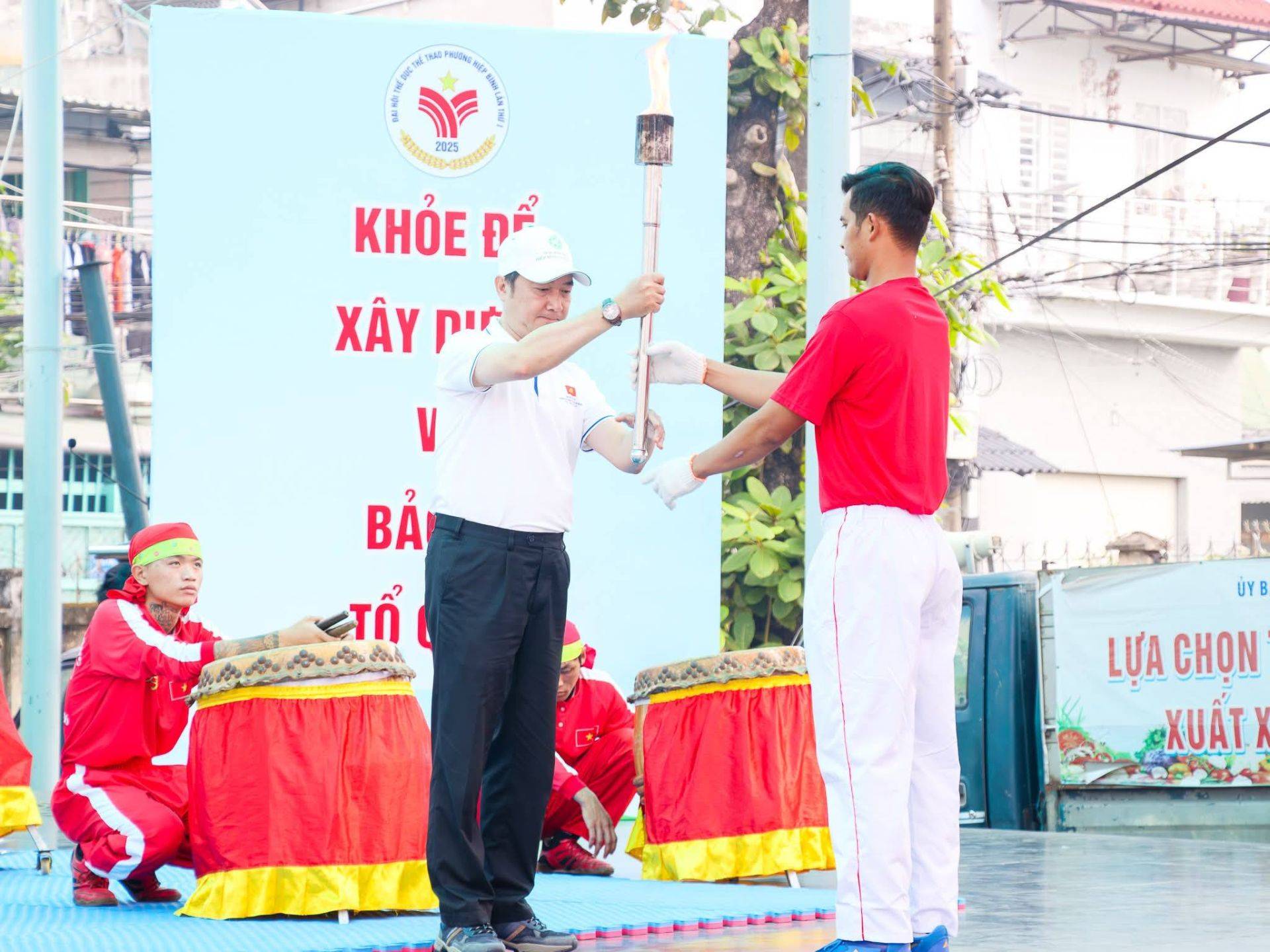 C&oacute; thể l&agrave; h&igrave;nh ảnh về một hoặc nhiều người v&agrave; văn bản