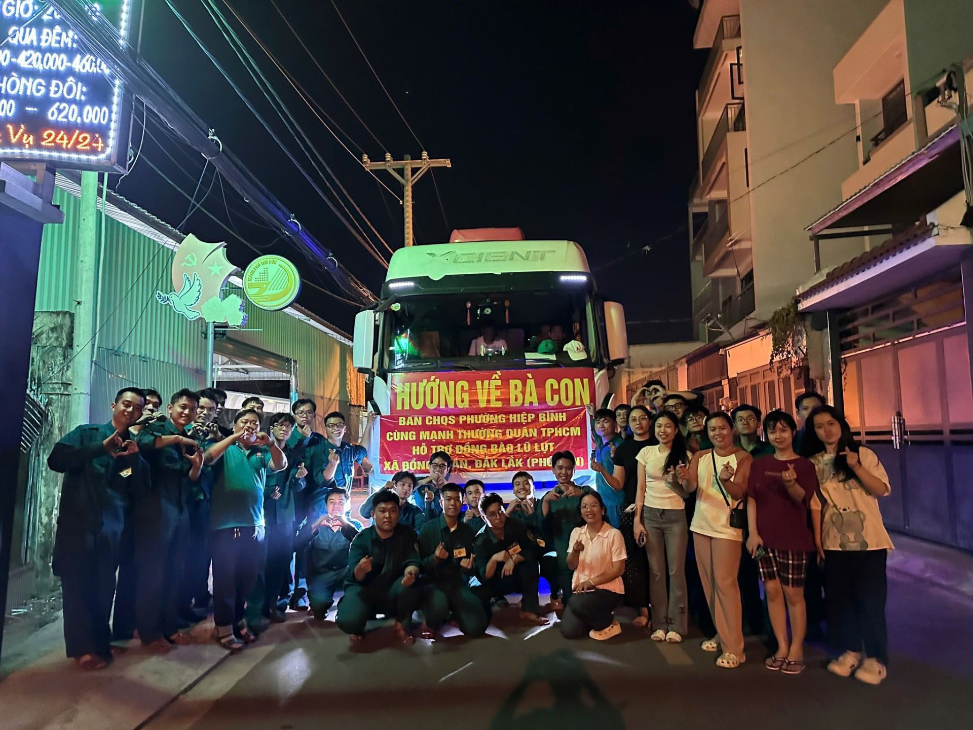 C&oacute; thể l&agrave; h&igrave;nh ảnh về một hoặc nhiều người, c&aacute;p treo, đ&aacute;m đ&ocirc;ng, đền thờ, đường phố v&agrave; văn bản