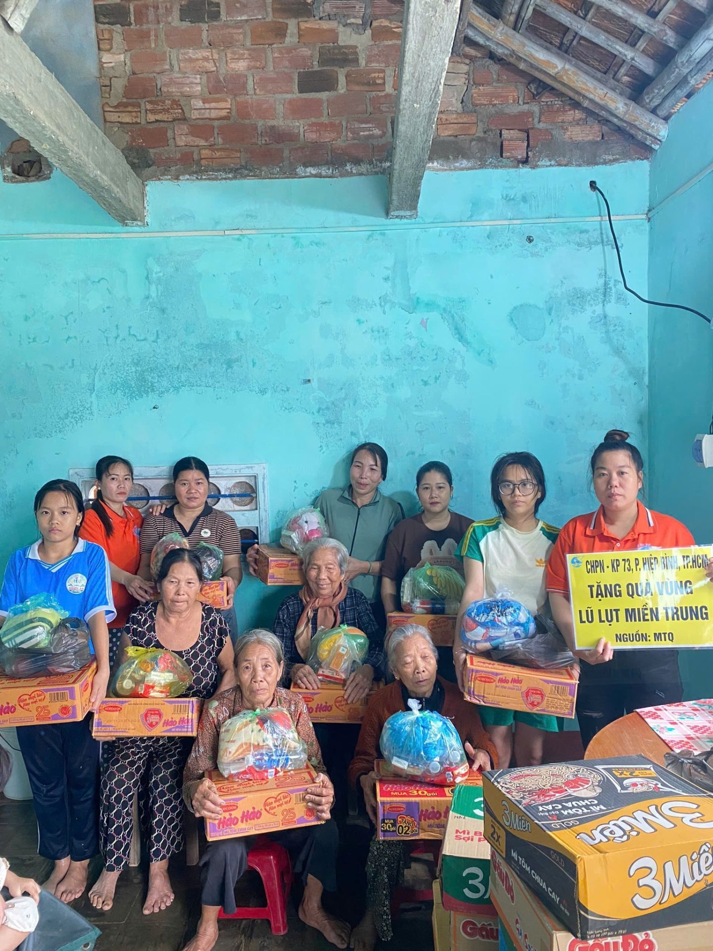 C&oacute; thể l&agrave; h&igrave;nh ảnh về một hoặc nhiều người v&agrave; văn bản