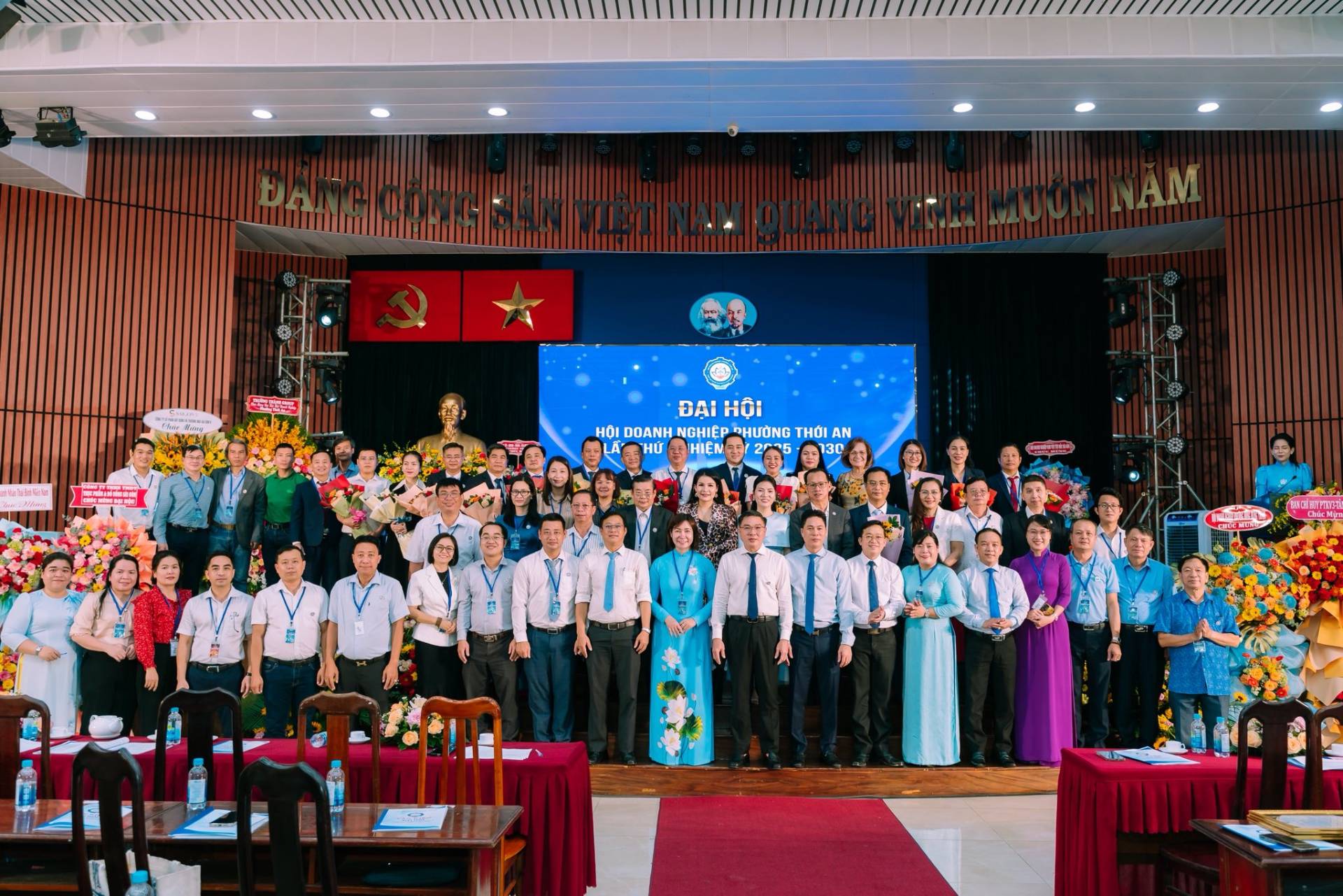 C&oacute; thể l&agrave; h&igrave;nh ảnh về một hoặc nhiều người v&agrave; văn bản