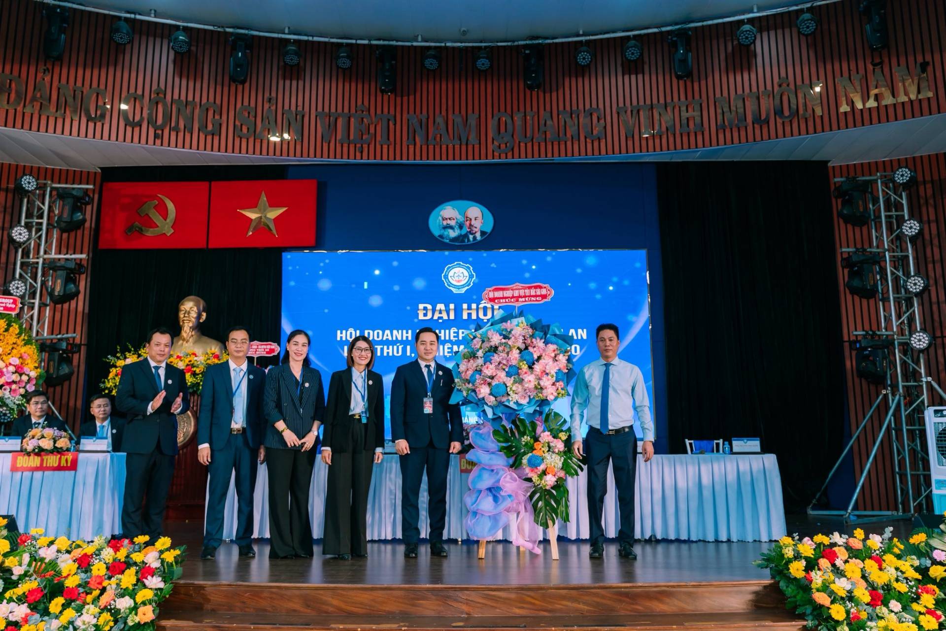 C&oacute; thể l&agrave; h&igrave;nh ảnh về c&aacute;i bục v&agrave; văn bản