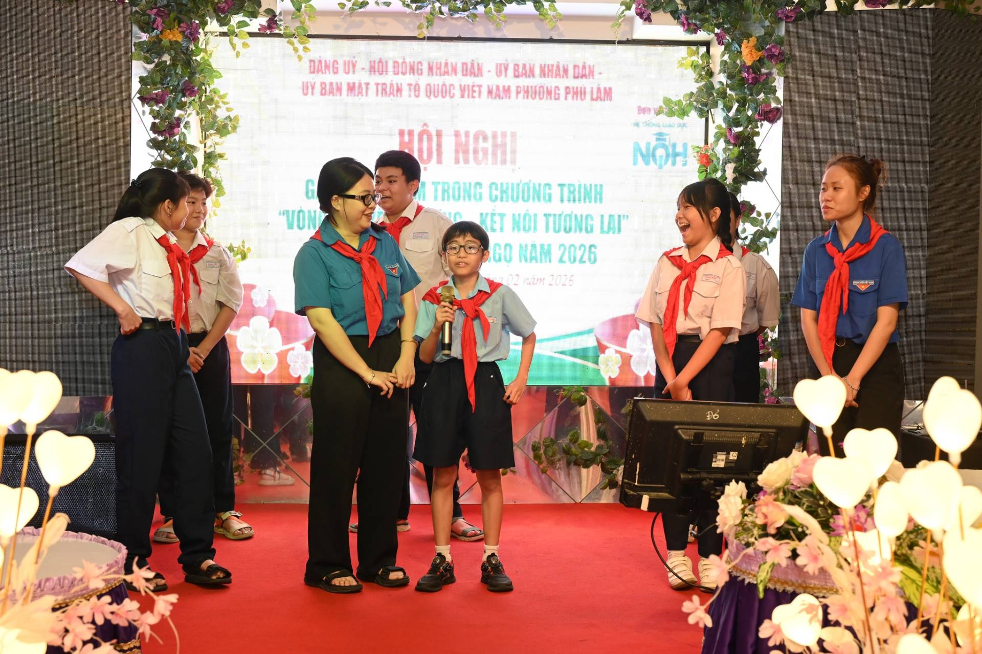 Có thể là hình ảnh về một hoặc nhiều người và văn bản cho biết 'ĐANG UY :0! ỒNG HÂN BÁN UY BAN KHÂN DAN UY BAN MẶT TRAN TÔ QUDC VIET HAM PHƯƠNG PHU LAM G VON 所 HÔI NGHI TRONG CHƯƠNG TRINH KẾT NOI TƯƠNG LAI" GONAM2026 GO NAM 2026 nâm Đỏ'