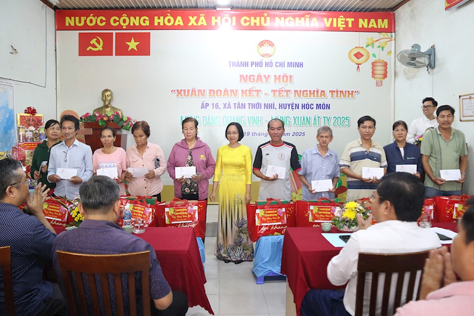 Phó Chủ tịch Ủy ban MTTQ Việt Nam huyện Hóc Môn Huỳnh Thị Kim Ba trao quà đến người dân có hoàn cảnh khó khăn