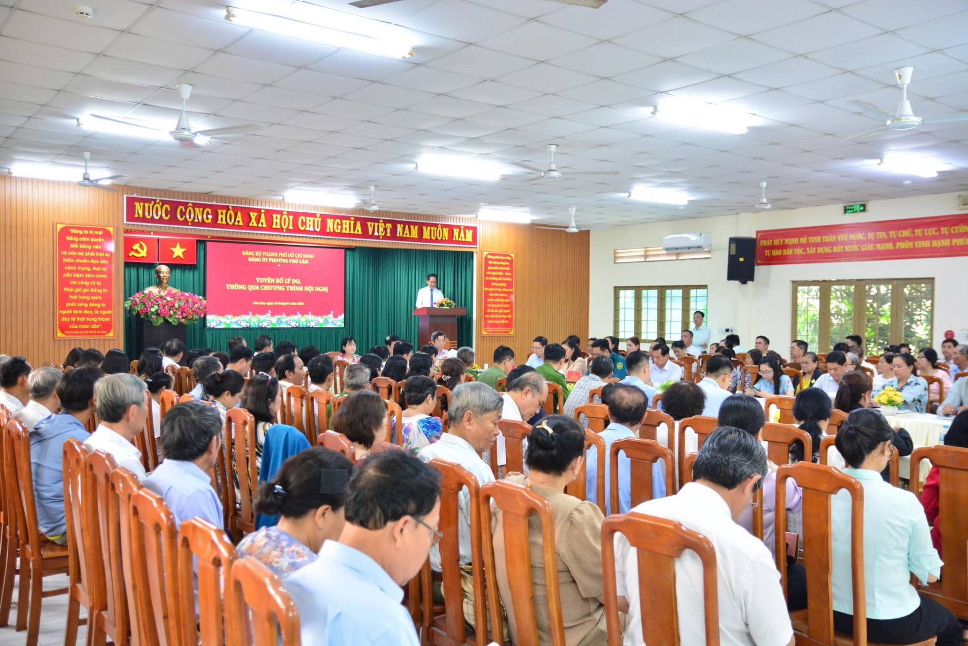 Có thể là hình ảnh về một hoặc nhiều người và văn bản