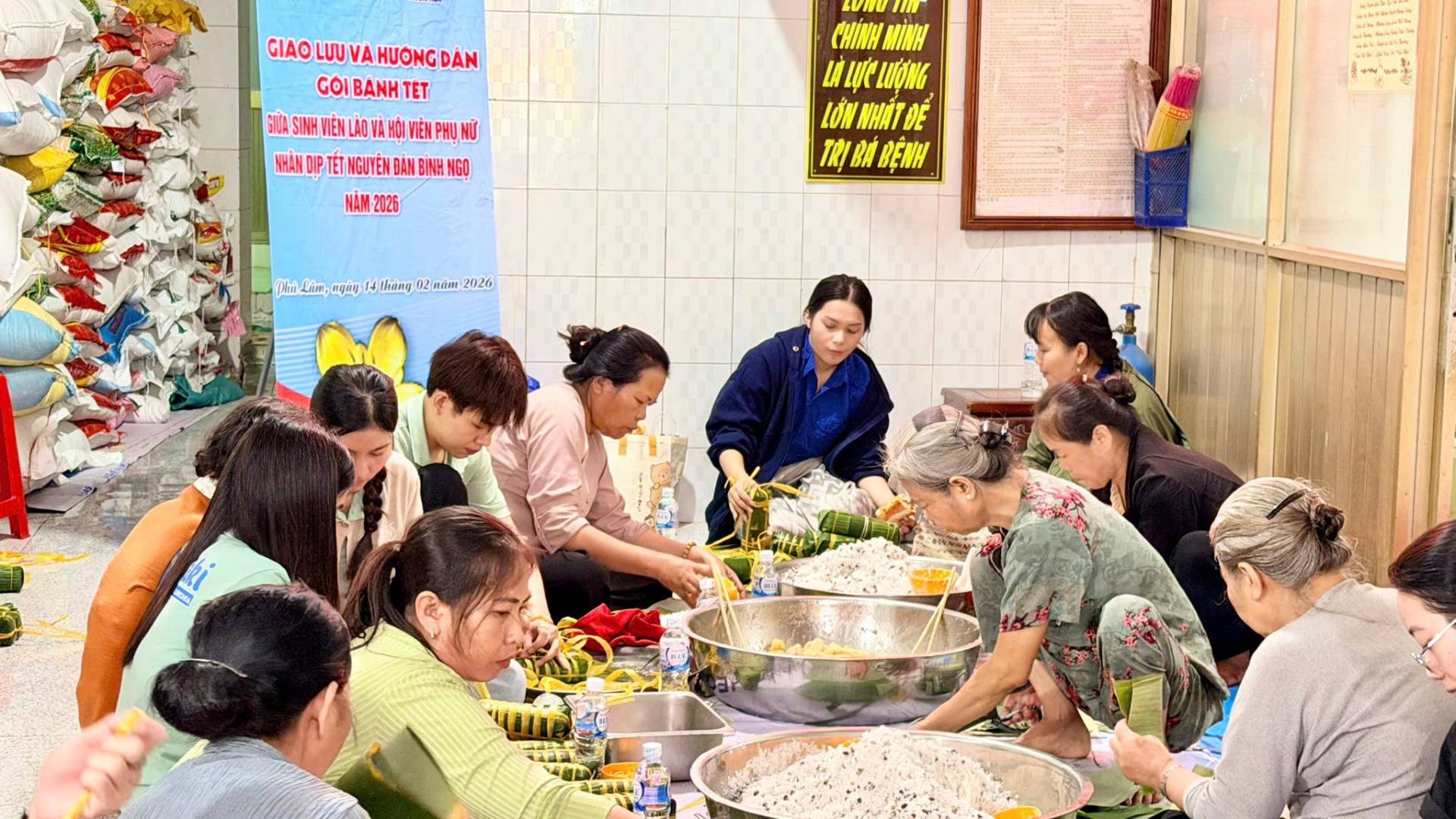 C&oacute; thể l&agrave; h&igrave;nh ảnh về một hoặc nhiều người v&agrave; văn bản