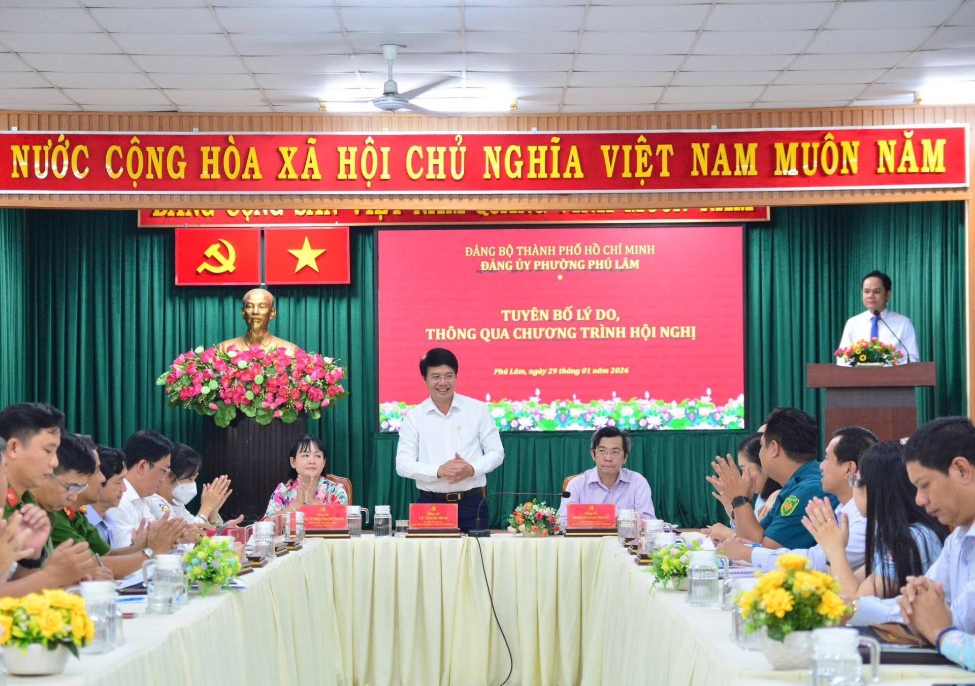 Có thể là hình ảnh về một hoặc nhiều người và văn bản cho biết 'YAIM ピ・ NƯỚC CỘNG HOA XẢ HỘI CHỦ NGHĨA VIỆT NAM MUÔN NĂM ĐÁNG BỘ THÀNH PHό HA CHÍ MINH ĐẢNG ύ PHƯỜNG LÂM TUYÊN TUYÊNBŐLÝDO, B6 L DO, THÔNG QUA CHƯƠNG TRÌNH HỘI NGHỊ Rpeyr ริรี่ตสักธ m nấa 626'