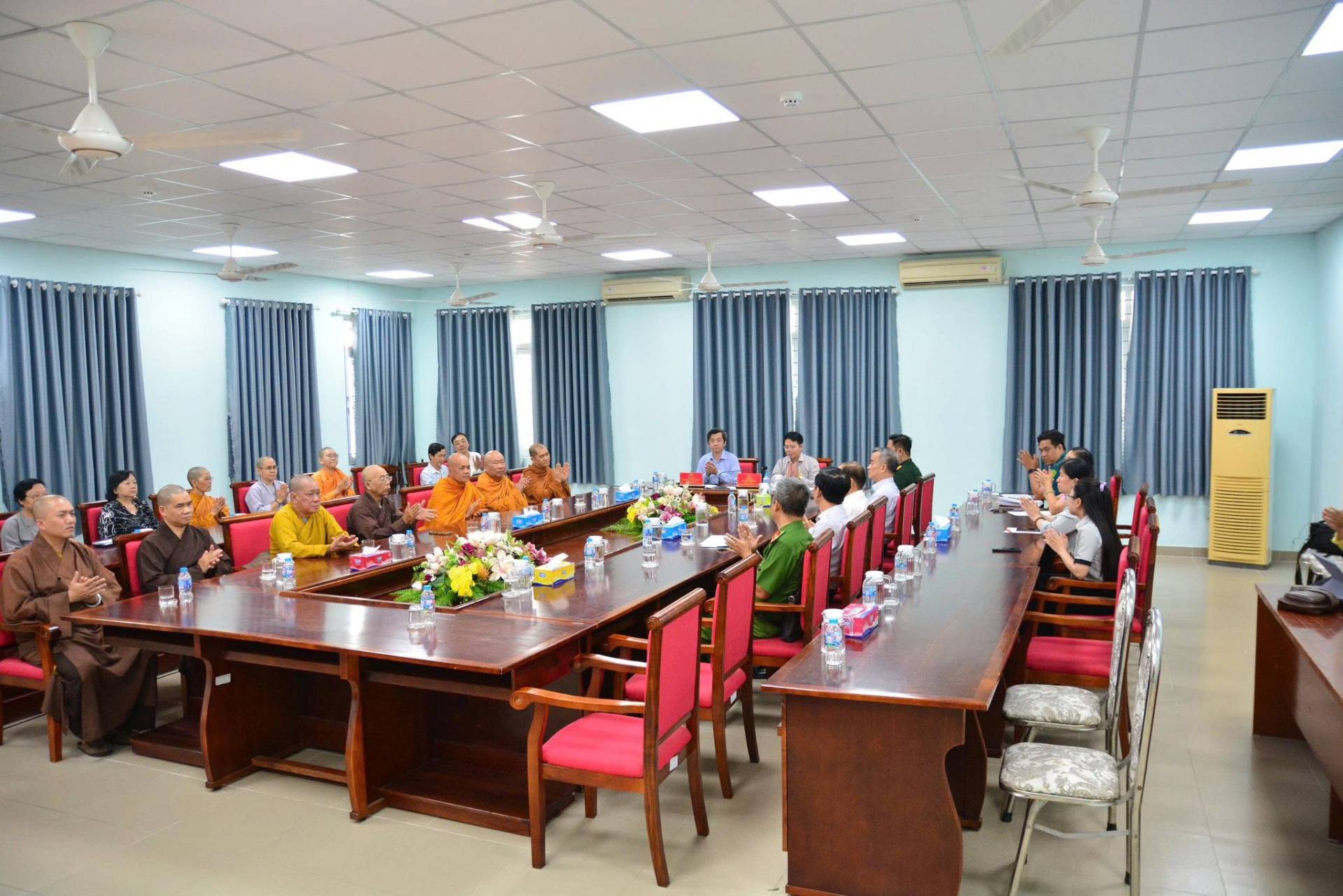 C&oacute; thể l&agrave; h&igrave;nh ảnh về một hoặc nhiều người, b&agrave;n v&agrave; c&aacute;i bục