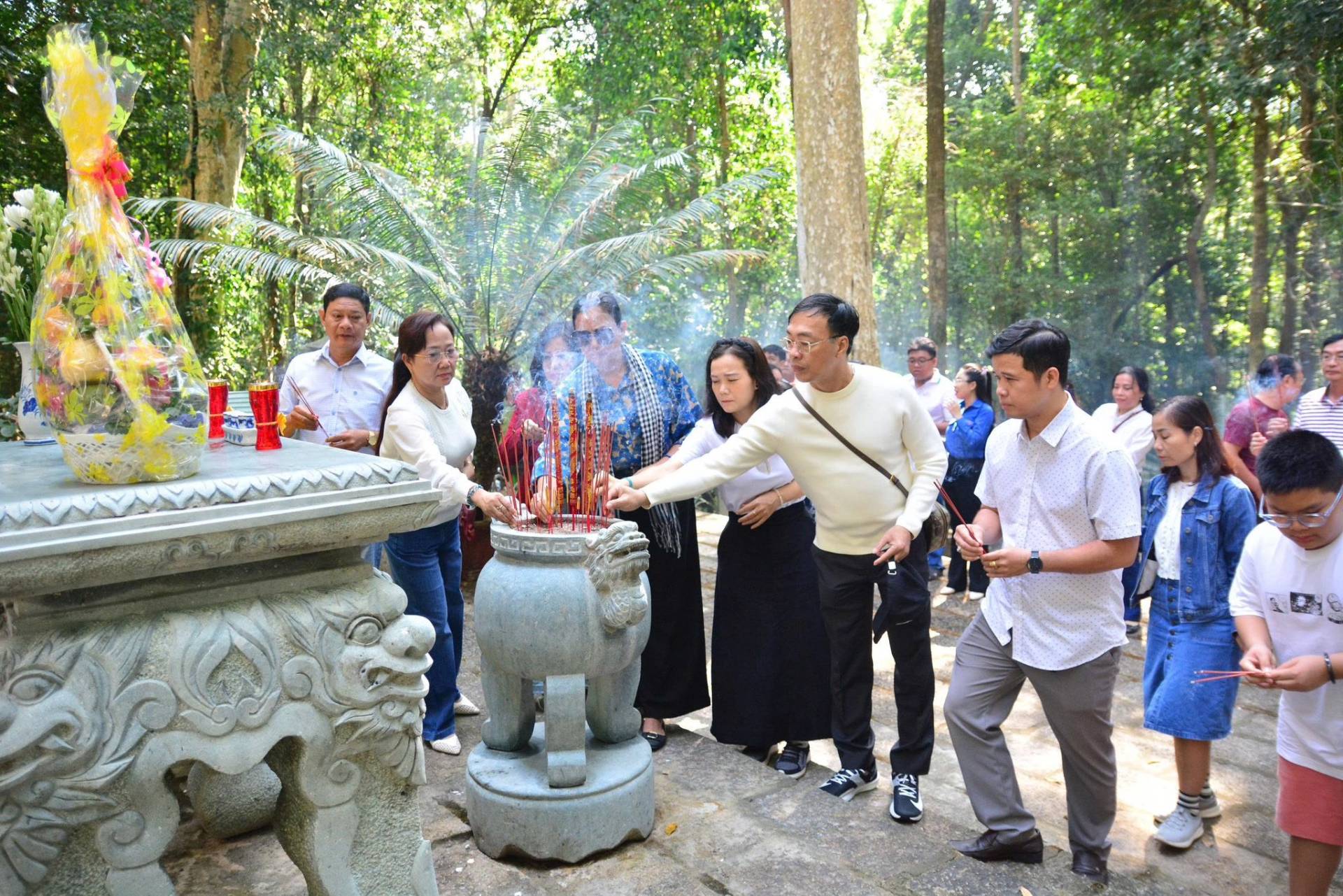 C&oacute; thể l&agrave; h&igrave;nh ảnh về một hoặc nhiều người, đền thờ v&agrave; văn bản