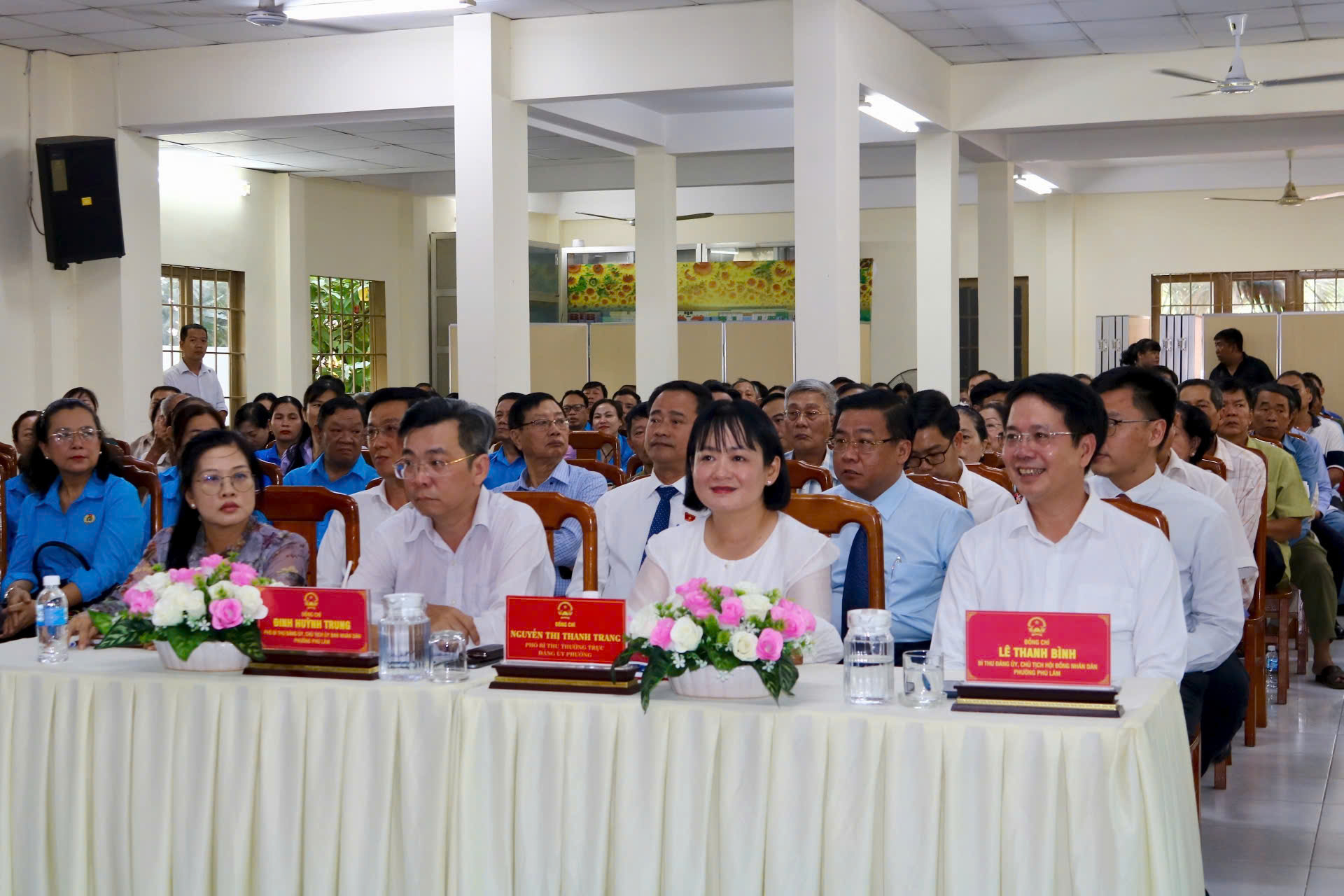 C&oacute; thể l&agrave; h&igrave;nh ảnh về một hoặc nhiều người, c&aacute;i bục v&agrave; văn bản