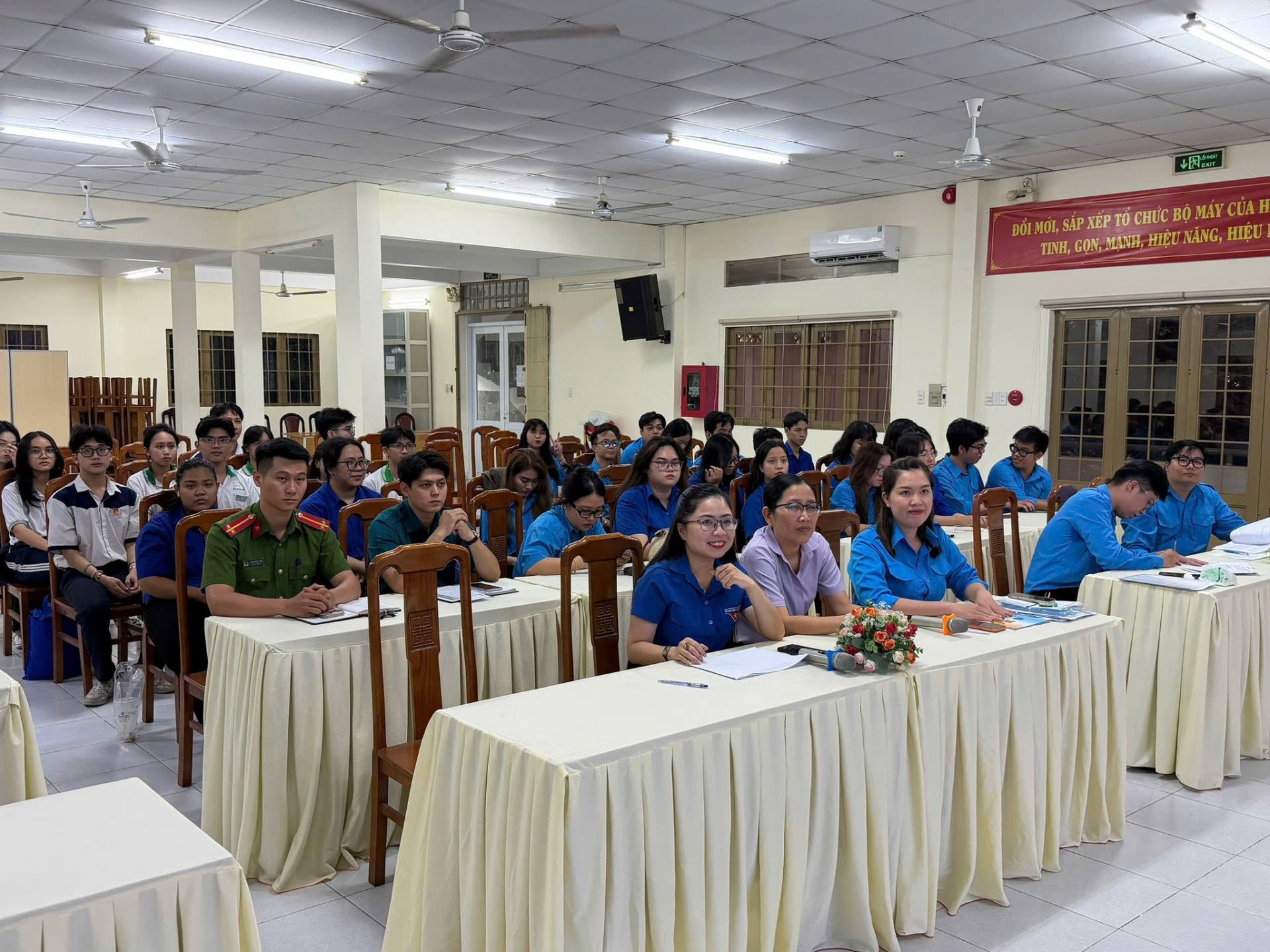 C&oacute; thể l&agrave; h&igrave;nh ảnh về một hoặc nhiều người v&agrave; b&agrave;n