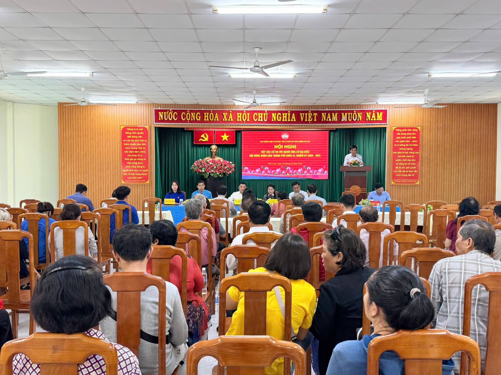 C&oacute; thể l&agrave; h&igrave;nh ảnh về c&aacute;i bục v&agrave; văn bản