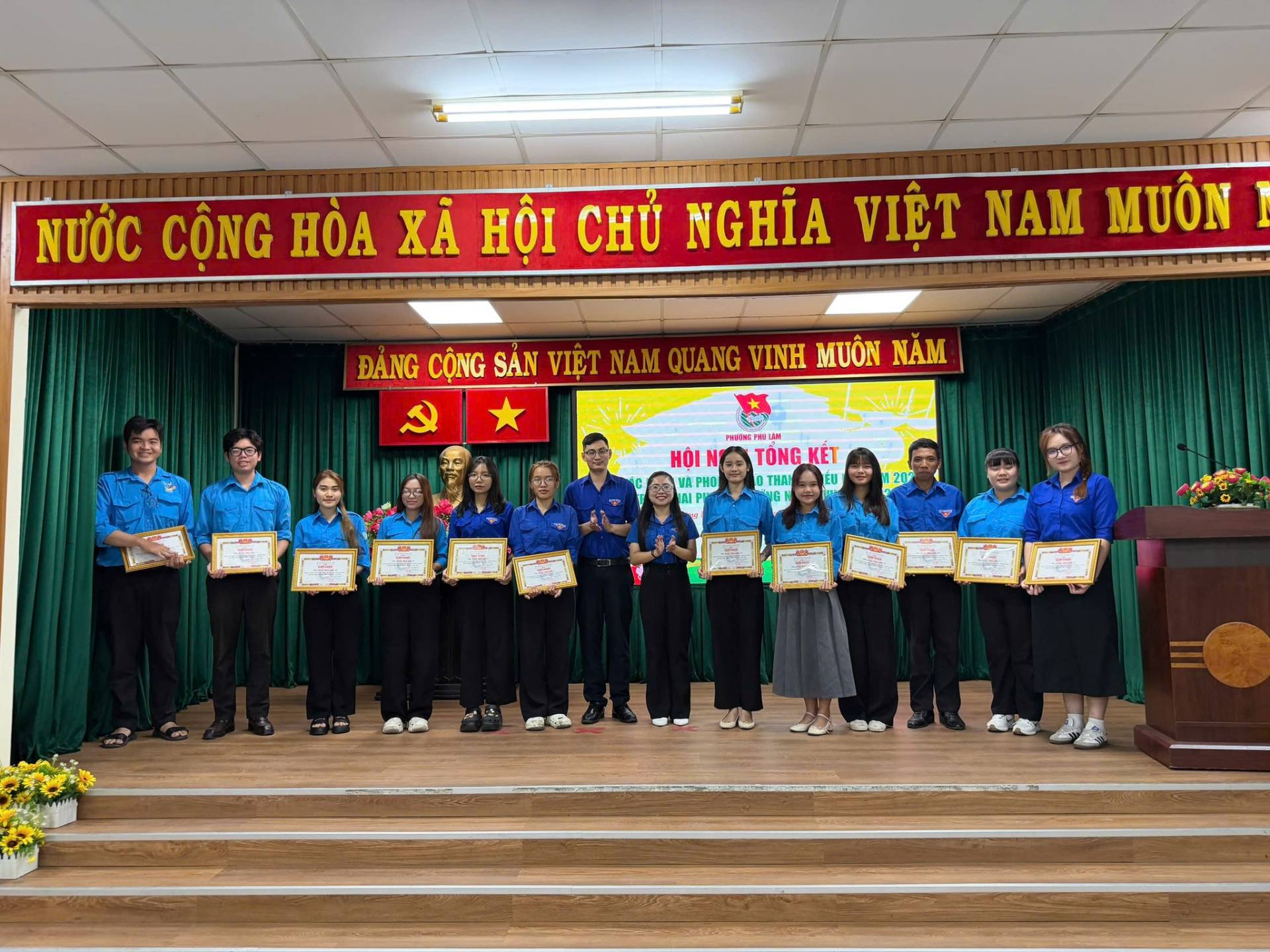 C&oacute; thể l&agrave; h&igrave;nh ảnh về &lrm;văn bản cho biết '&lrm;NƯỚC CỘNG H&Ograve;A X&Atilde; HỘI CHỦ NGHĨA VIỆT NAM MU&Ocirc;N Đ&Aacute;NG CỘNG SẢN VIỆT NAM QUANG VINH MU&Ocirc;N NĂM حمت PEOMEMLAN TONGKET HOI&lrm;'&lrm;