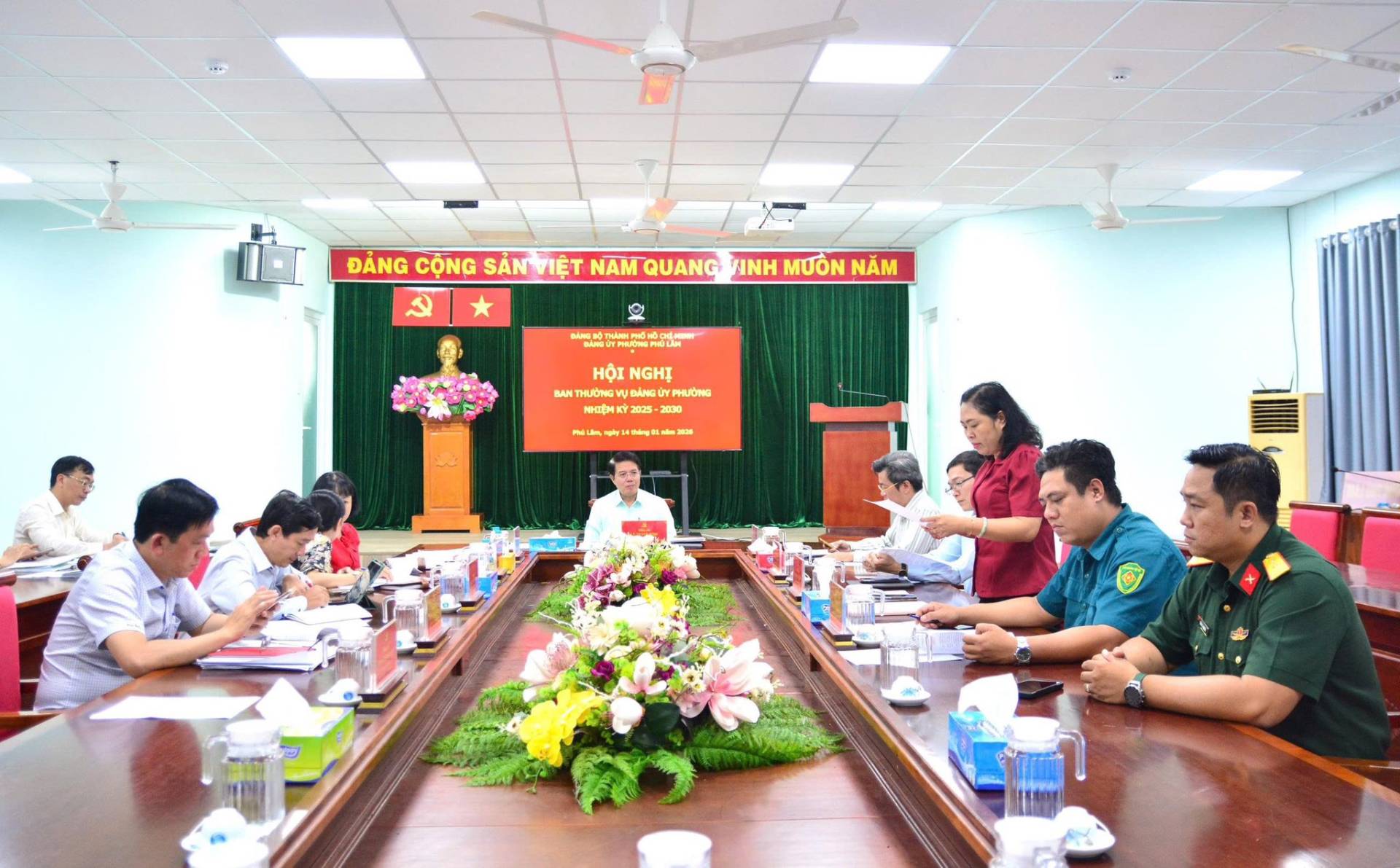 C&oacute; thể l&agrave; h&igrave;nh ảnh về một hoặc nhiều người, b&agrave;n v&agrave; văn bản