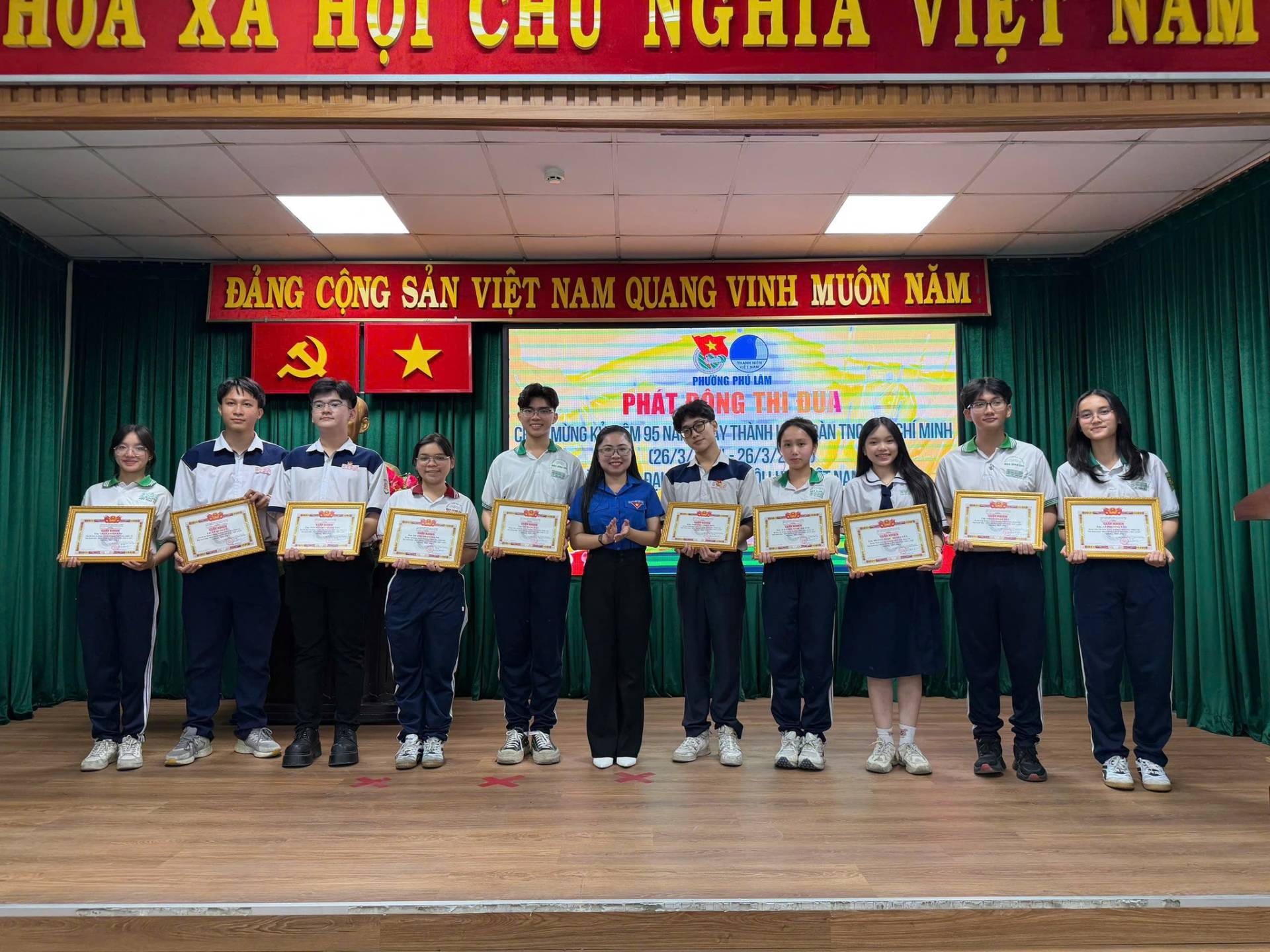 C&oacute; thể l&agrave; h&igrave;nh ảnh về văn bản cho biết '10A AA በር CIO &Nu;&Omicron;&Pi;&Iota;A VIvI MY Đ&Aacute;NG CỘNG SẢN VIỆT NAM QUANG VINH MU&Ocirc;N NĂM M&Ugrave;NGK PH&Aacute;T PH&Aacute;TPONGTHIDUA RỘNG THIDUA M95NA AY-TH&Agrave;NH (26/34 -26/3 HIMINH 홈 優'