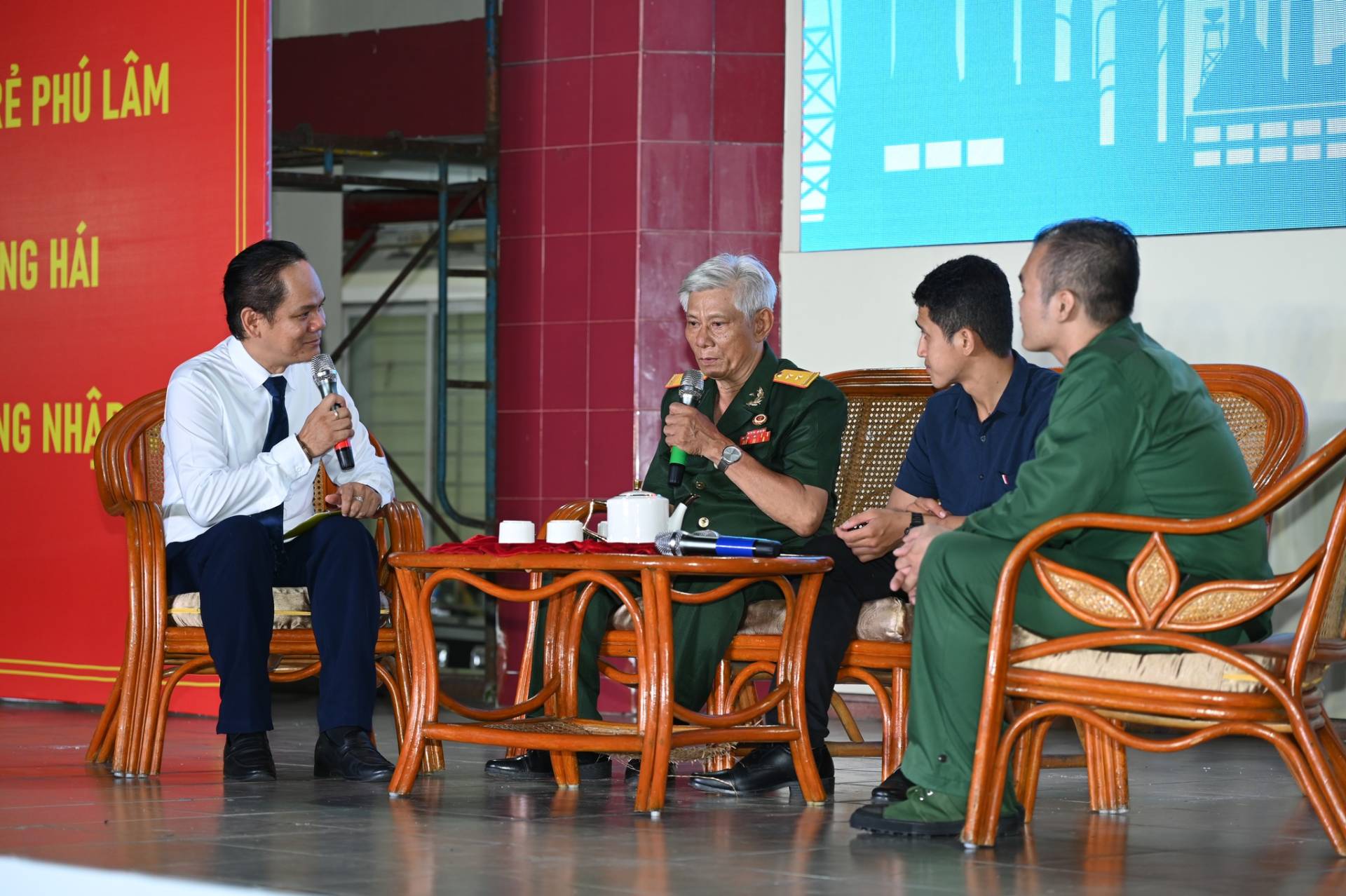 C&oacute; thể l&agrave; h&igrave;nh ảnh về một hoặc nhiều người v&agrave; văn bản