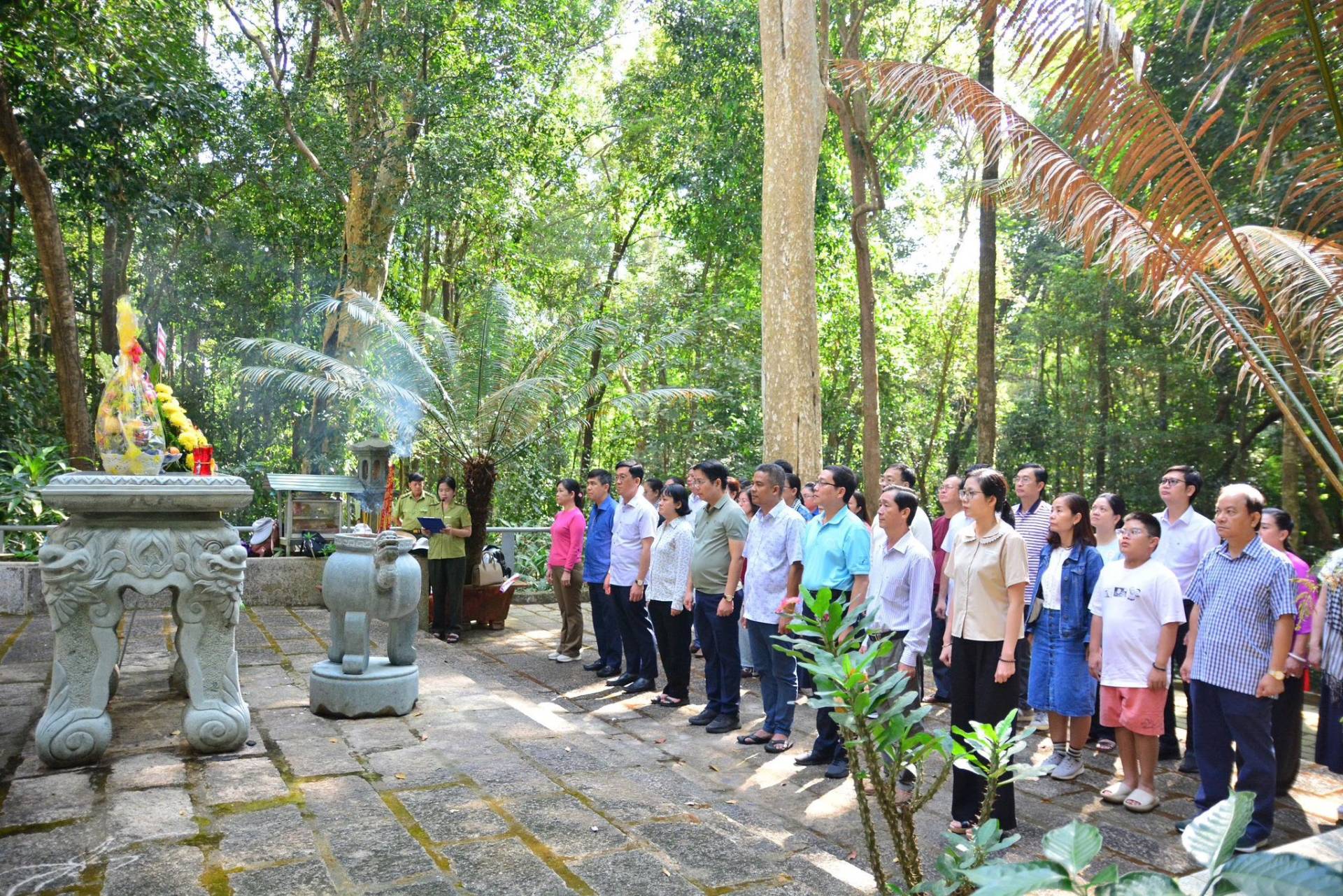 C&oacute; thể l&agrave; h&igrave;nh ảnh về một hoặc nhiều người v&agrave; đền thờ