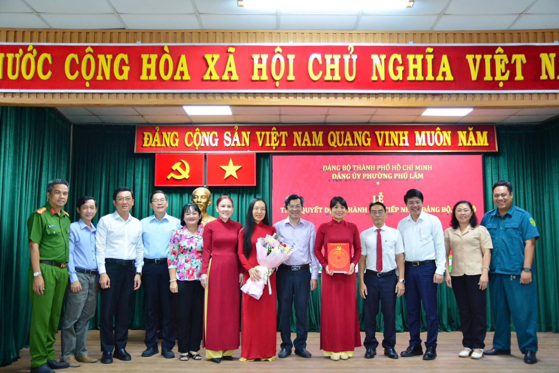 Có thể là hình ảnh về một hoặc nhiều người và văn bản cho biết 'ƯỚC CỘNG HOA XẢ HỘI CHύ NGHĨA VIỆT N ĐÁNG CỘNG SẢN VIET NAM QUANG VINH MUÔN NĂM ĐẢNG THÀNH PΗ6 ဲ CHÍ MINH ĐÁNG ỦY PHƯỜNG PHU LÂM 福 LE QUYẾT Đ C HÀNH ΠEP NI. ĐẢNG BỘ, HLTTP..'