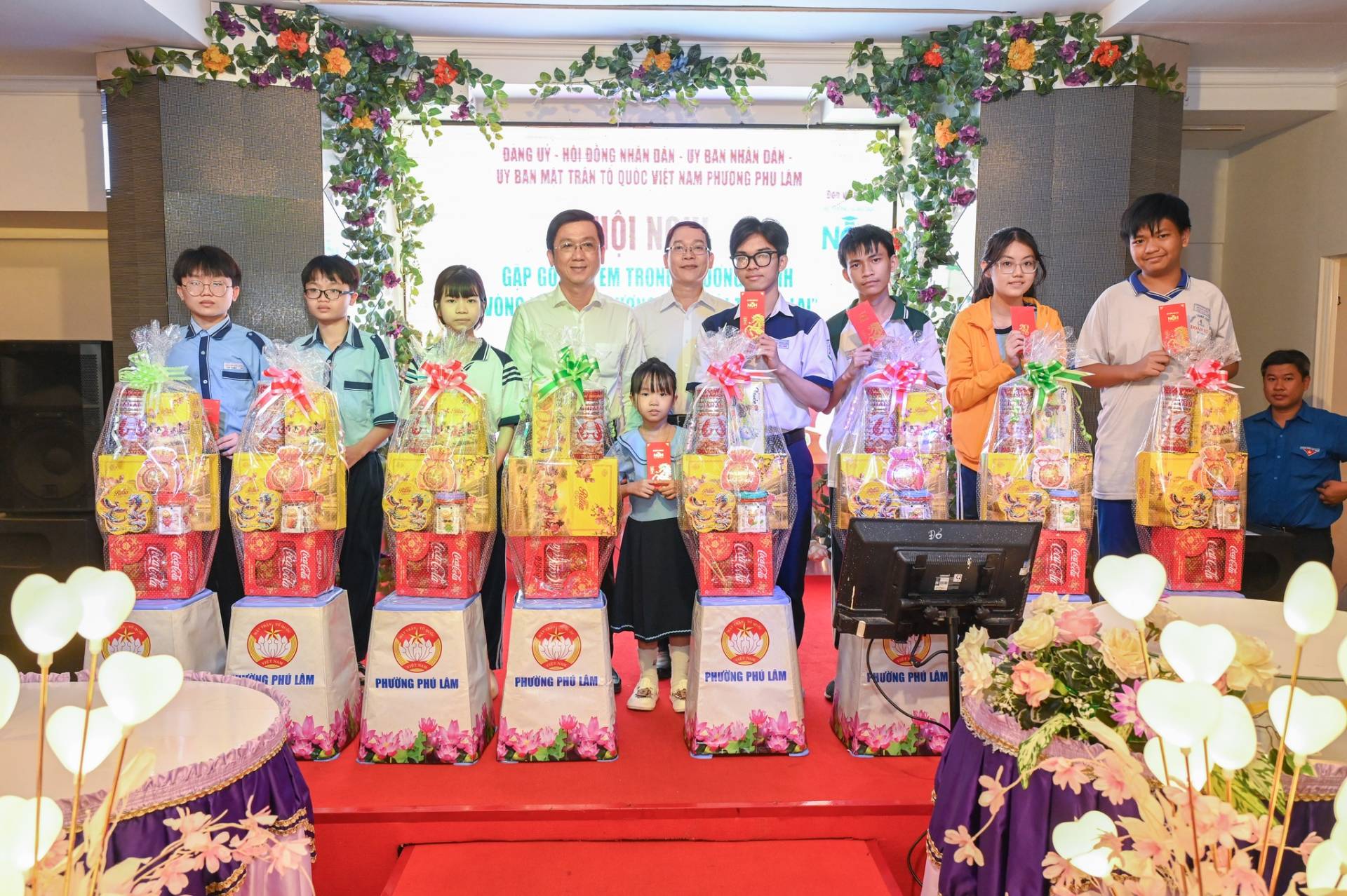 Có thể là hình ảnh về một hoặc nhiều người, cái bục và văn bản cho biết 'BANG UY ۲۰ HỘI ĐÔNG NHÀN OAN UY YBA BAN ИHAΝ DAN UY UYB BAN MAT TRAN QUỐC ET NAM PHƯCNG PHU LAM GAP GO ONG OI EM TRON กุน 00 እሌልች ទកាត់ា PH LÂM PHƯỐNG PHU LÀM E ขขสกก PHƯONG BU AM PRƯỮNG PHL LÀM'