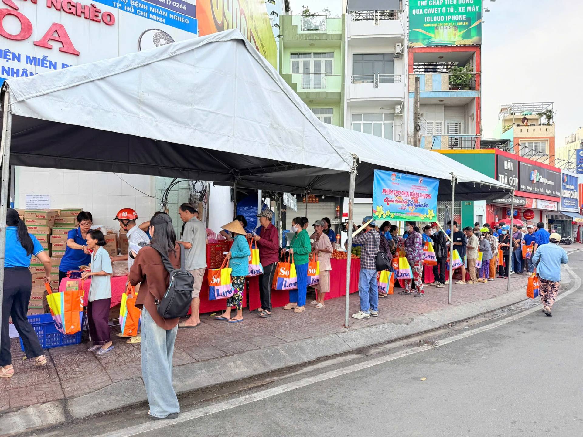 C&oacute; thể l&agrave; h&igrave;nh ảnh về một hoặc nhiều người, đường phố, đ&aacute;m đ&ocirc;ng v&agrave; văn bản