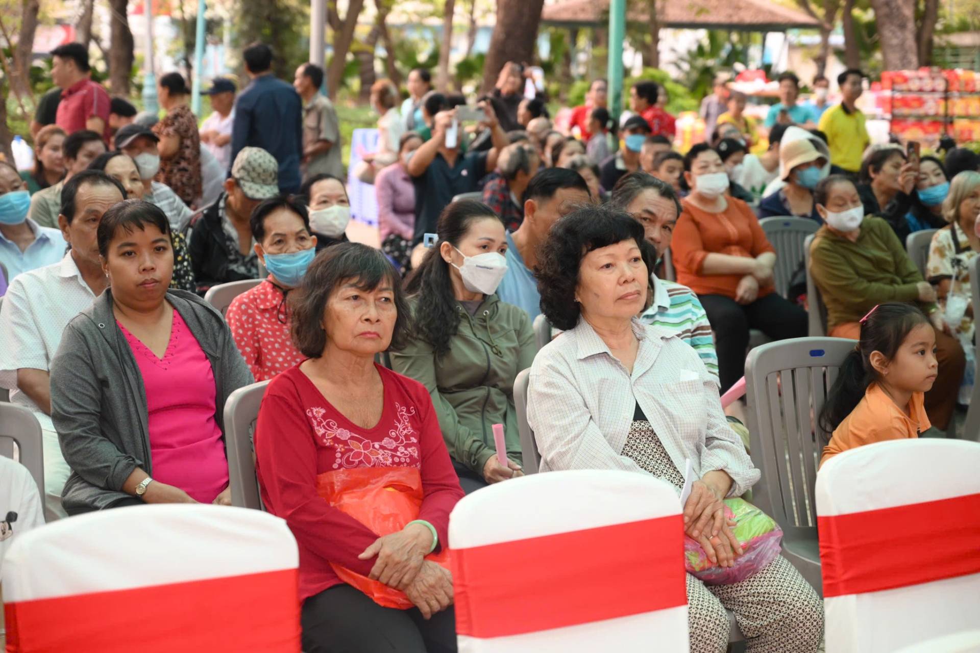 C&oacute; thể l&agrave; h&igrave;nh ảnh về một hoặc nhiều người v&agrave; đ&aacute;m đ&ocirc;ng