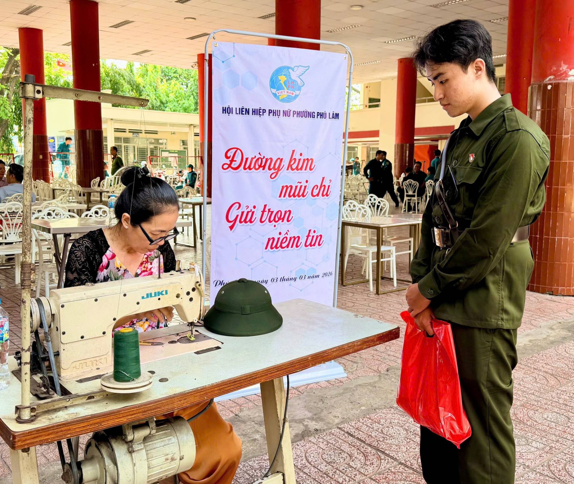 C&oacute; thể l&agrave; h&igrave;nh ảnh về một hoặc nhiều người v&agrave; văn bản