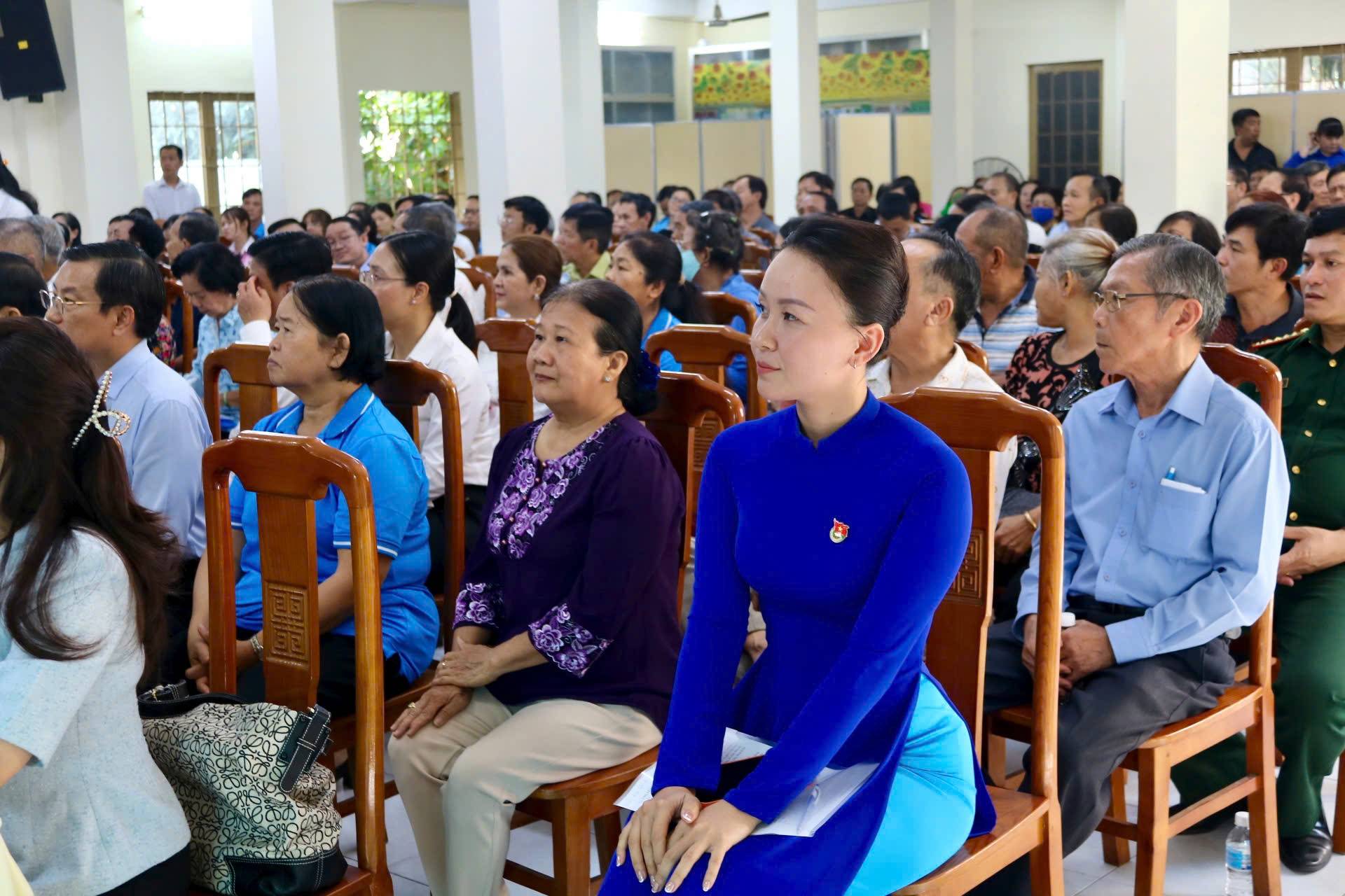 C&oacute; thể l&agrave; h&igrave;nh ảnh về một hoặc nhiều người v&agrave; mọi người đang học