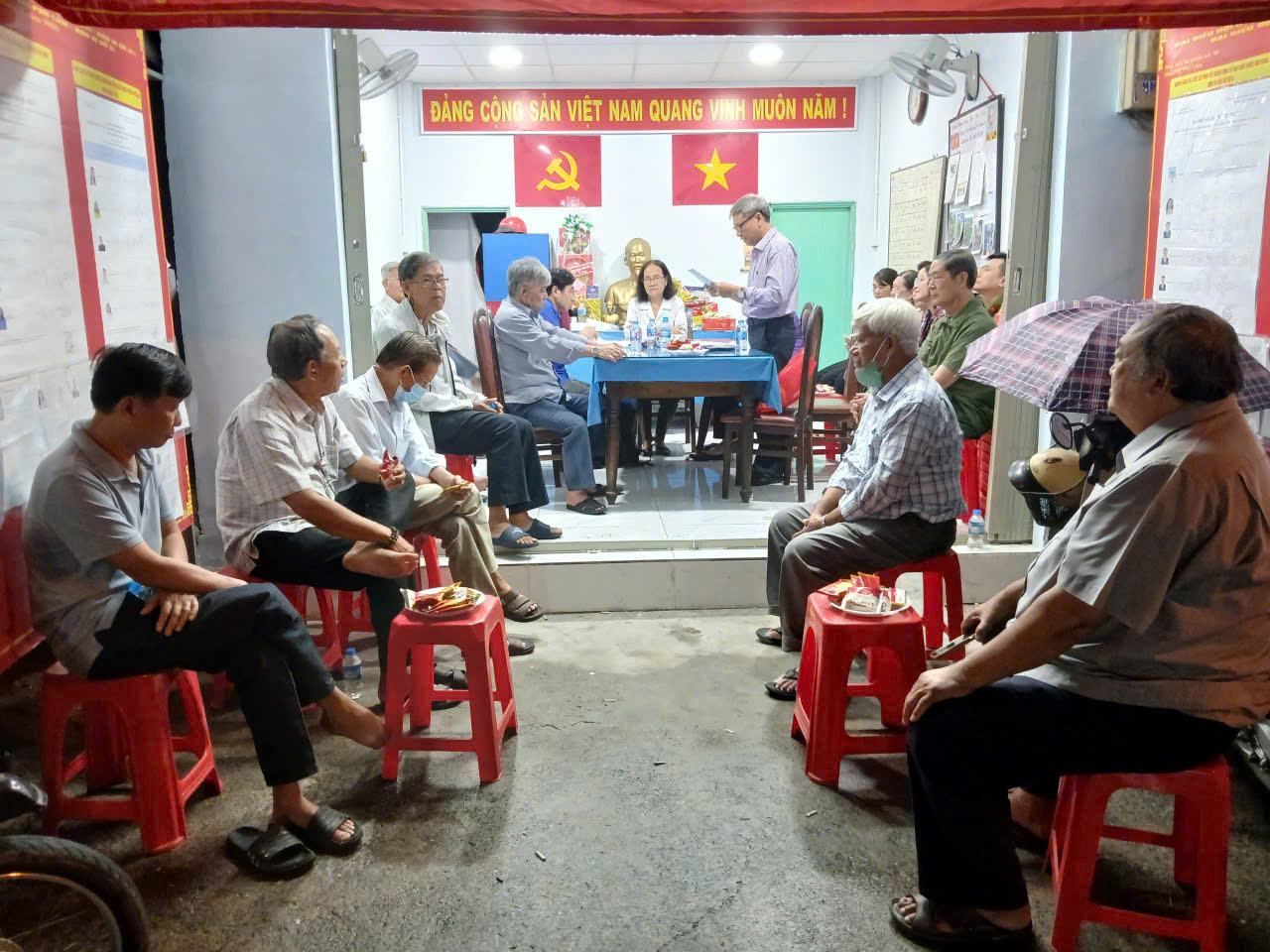 C&oacute; thể l&agrave; h&igrave;nh ảnh về một hoặc nhiều người v&agrave; văn bản cho biết 'Đ&Agrave;NG C&Ocirc;NG SẢN VIỆT NAM QUANG VINH MU&Ocirc;N NĂM! M ニ量'