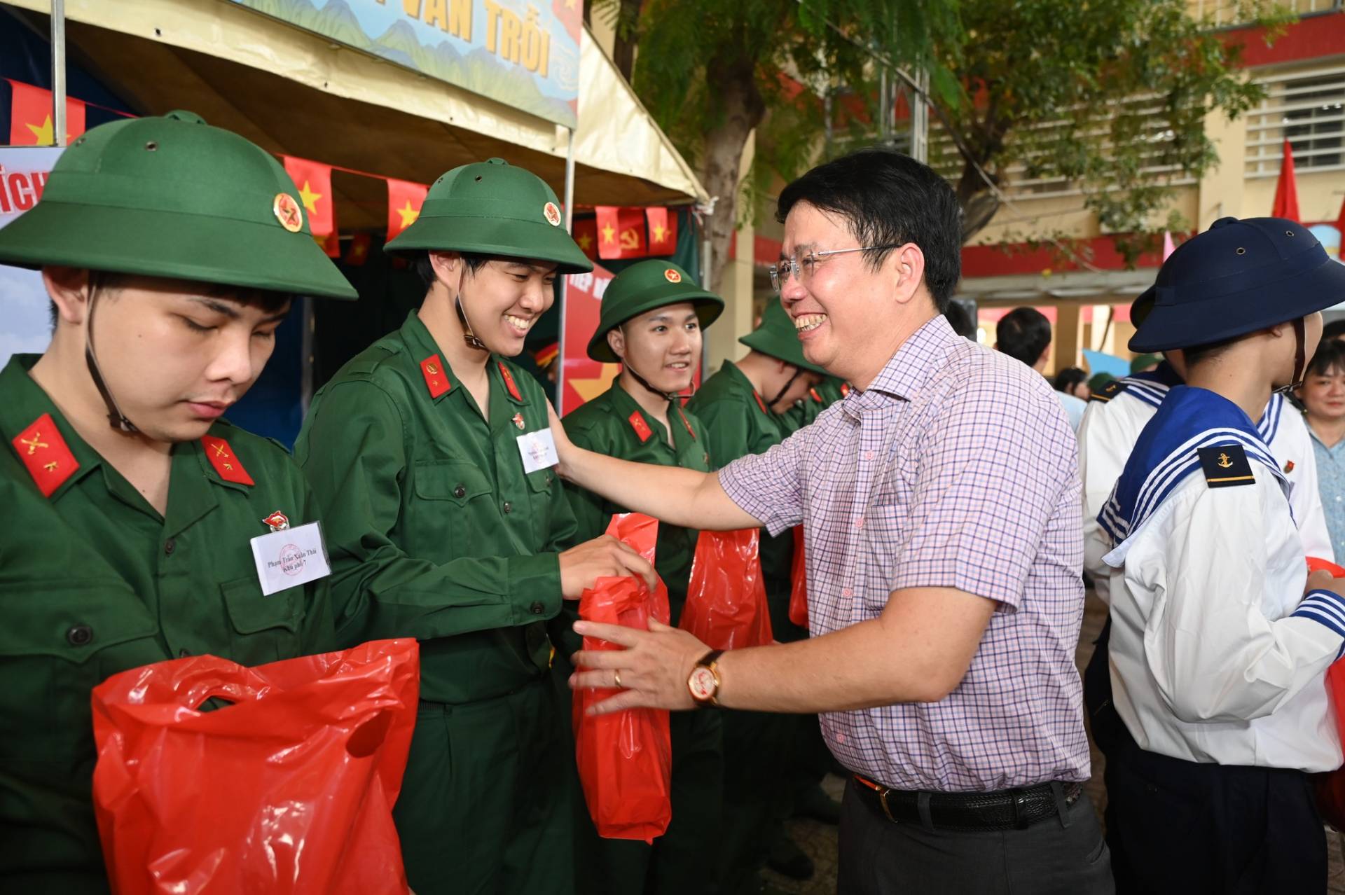 C&oacute; thể l&agrave; h&igrave;nh ảnh về một hoặc nhiều người v&agrave; văn bản