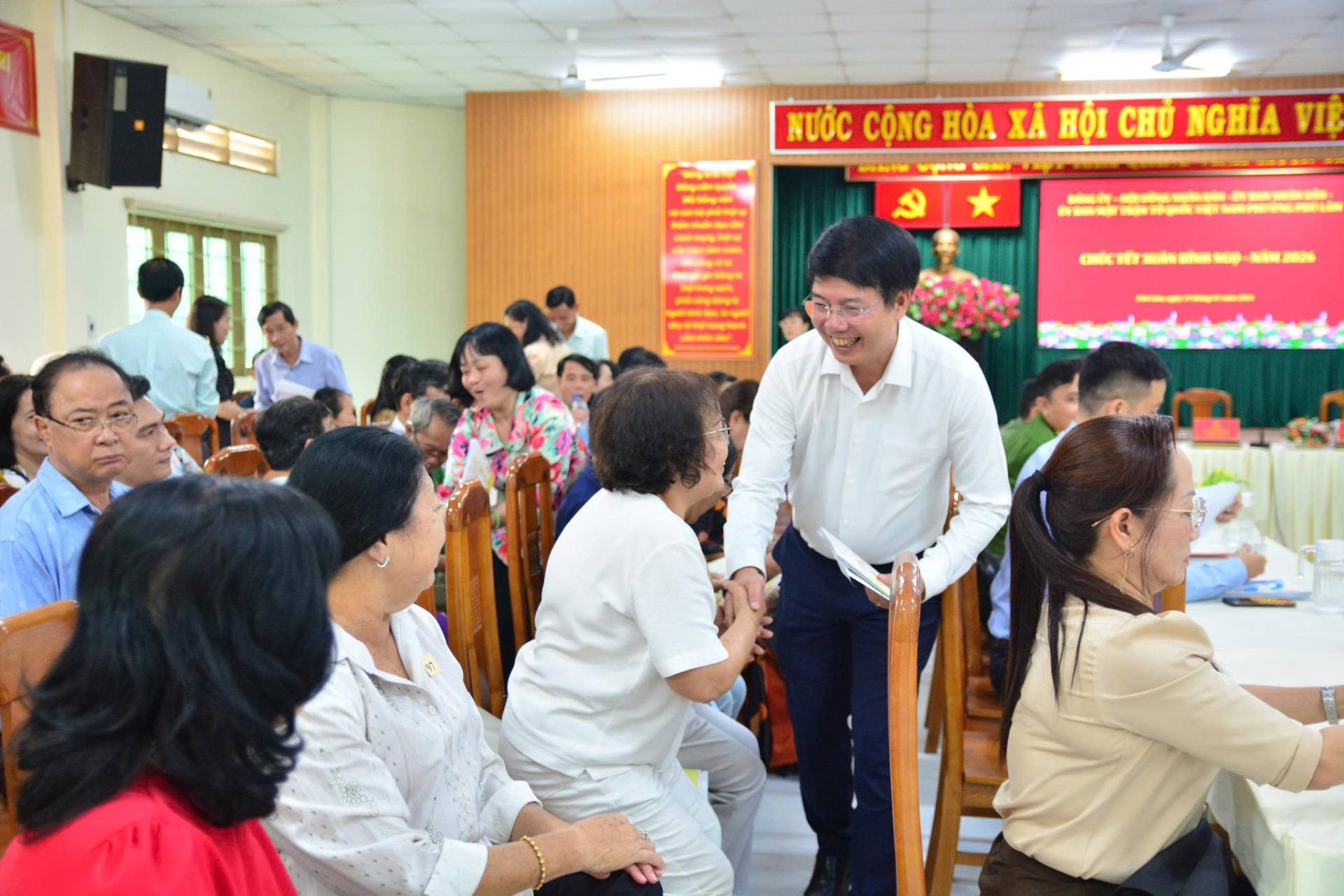 Có thể là hình ảnh về một hoặc nhiều người và văn bản