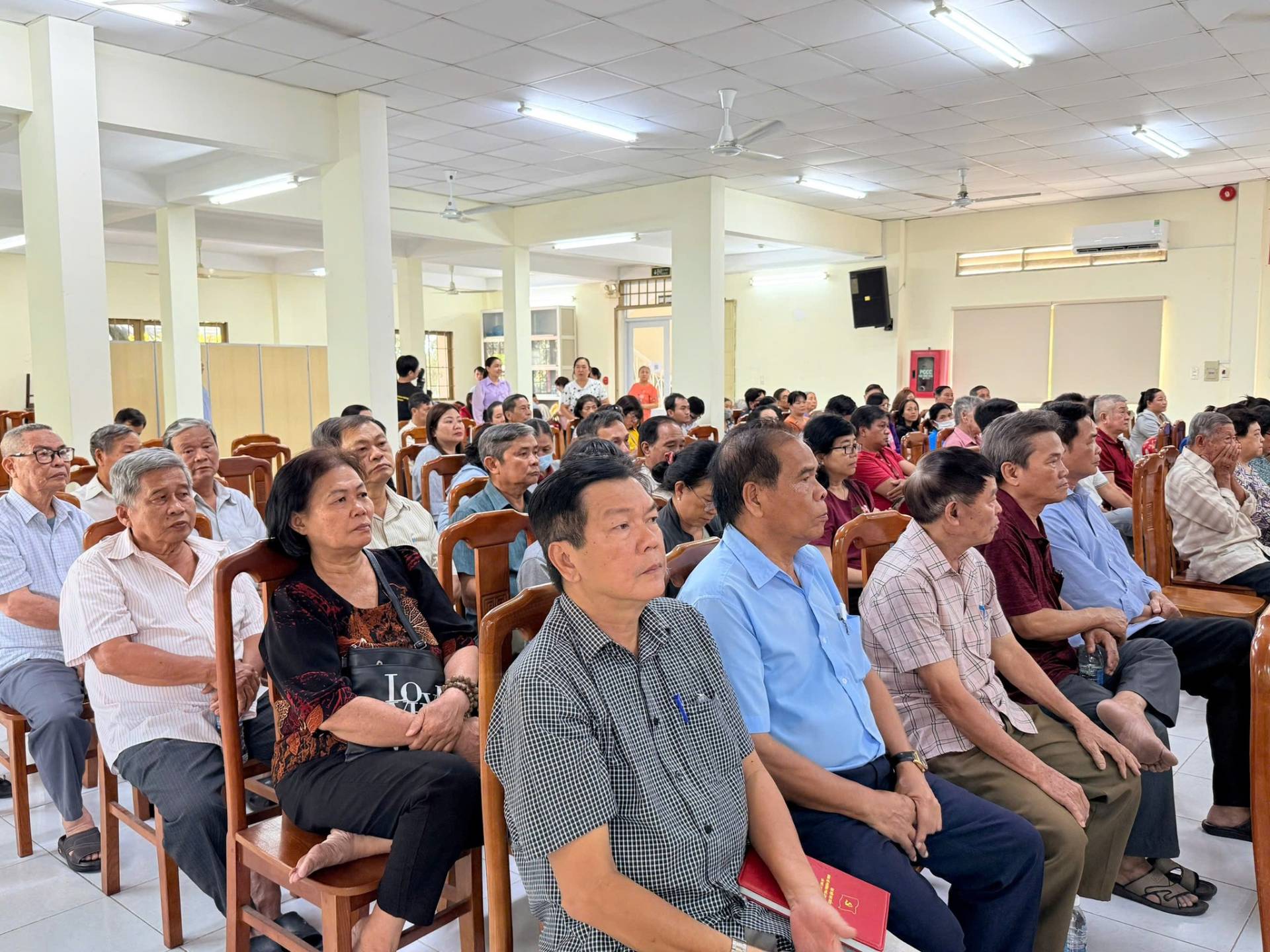 C&oacute; thể l&agrave; h&igrave;nh ảnh về một hoặc nhiều người v&agrave; đ&aacute;m đ&ocirc;ng