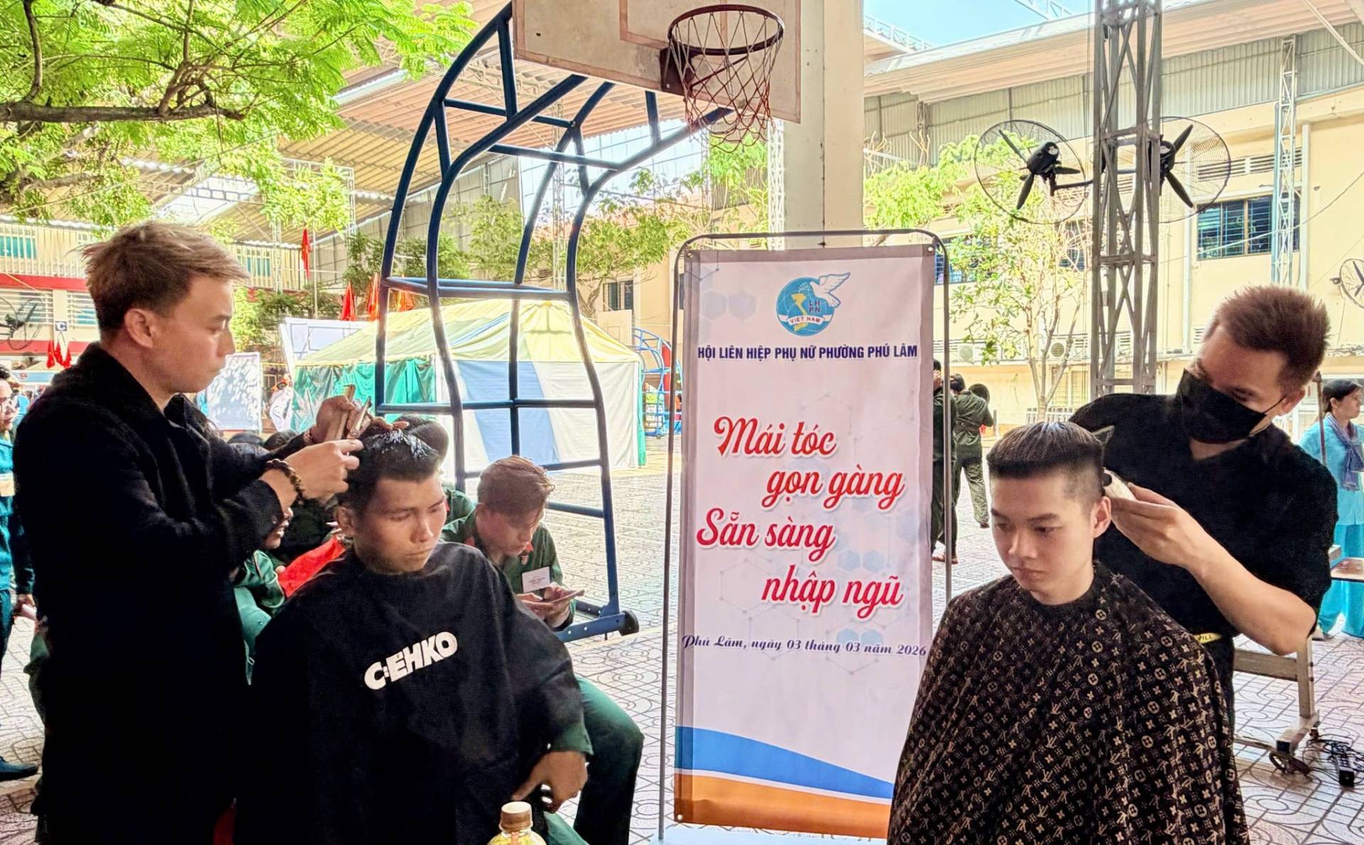 C&oacute; thể l&agrave; h&igrave;nh ảnh về một hoặc nhiều người, r&acirc;u v&agrave; văn bản