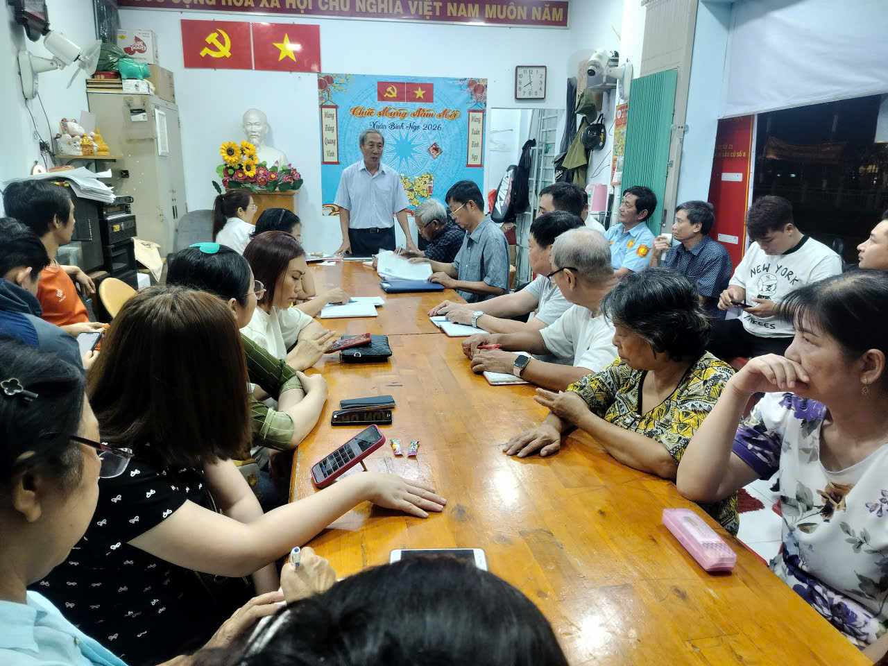 C&oacute; thể l&agrave; h&igrave;nh ảnh về một hoặc nhiều người, mọi người đang học v&agrave; văn bản