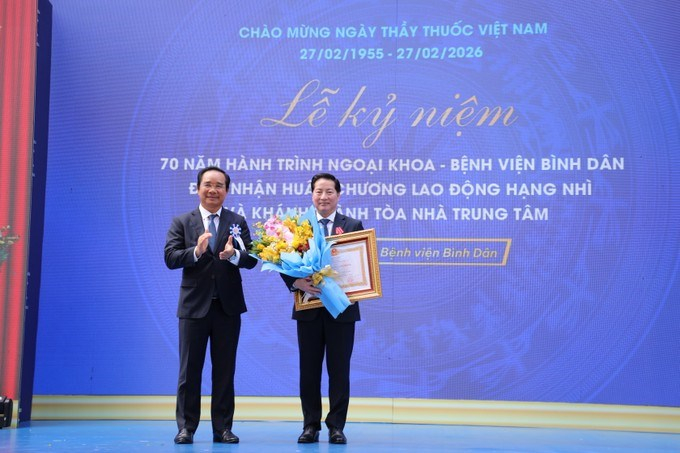 Chủ tịch UBND TPHCM Nguyễn Văn Được trao Huân chương Lao động hạng Ba cho PGS-TS-BS Trần Vĩnh Hưng, Giám đốc Bệnh viện Bình Dân