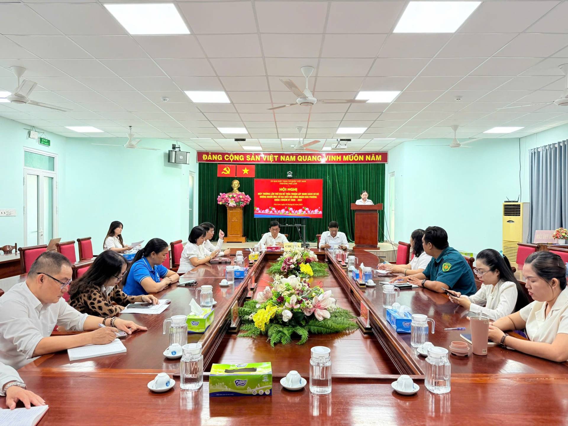 C&oacute; thể l&agrave; h&igrave;nh ảnh về học tập, b&agrave;n v&agrave; văn bản